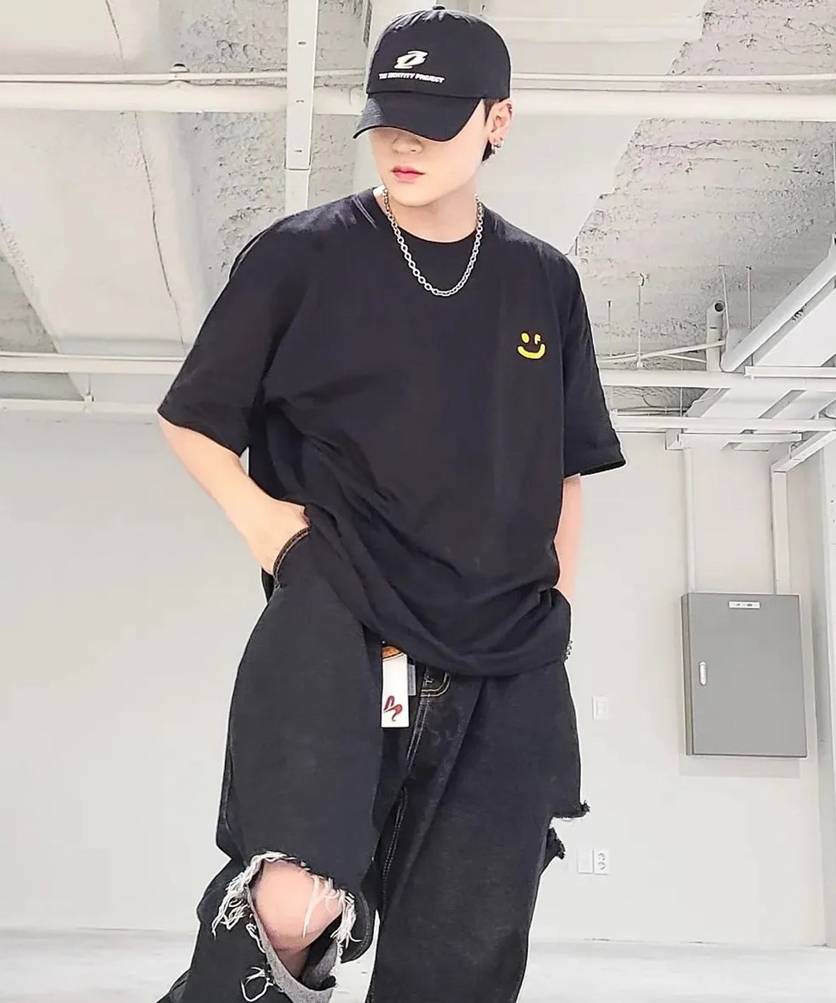 그레이버(GRAVER) [UNISEX]스몰 드로잉스마일 반팔티_블랙