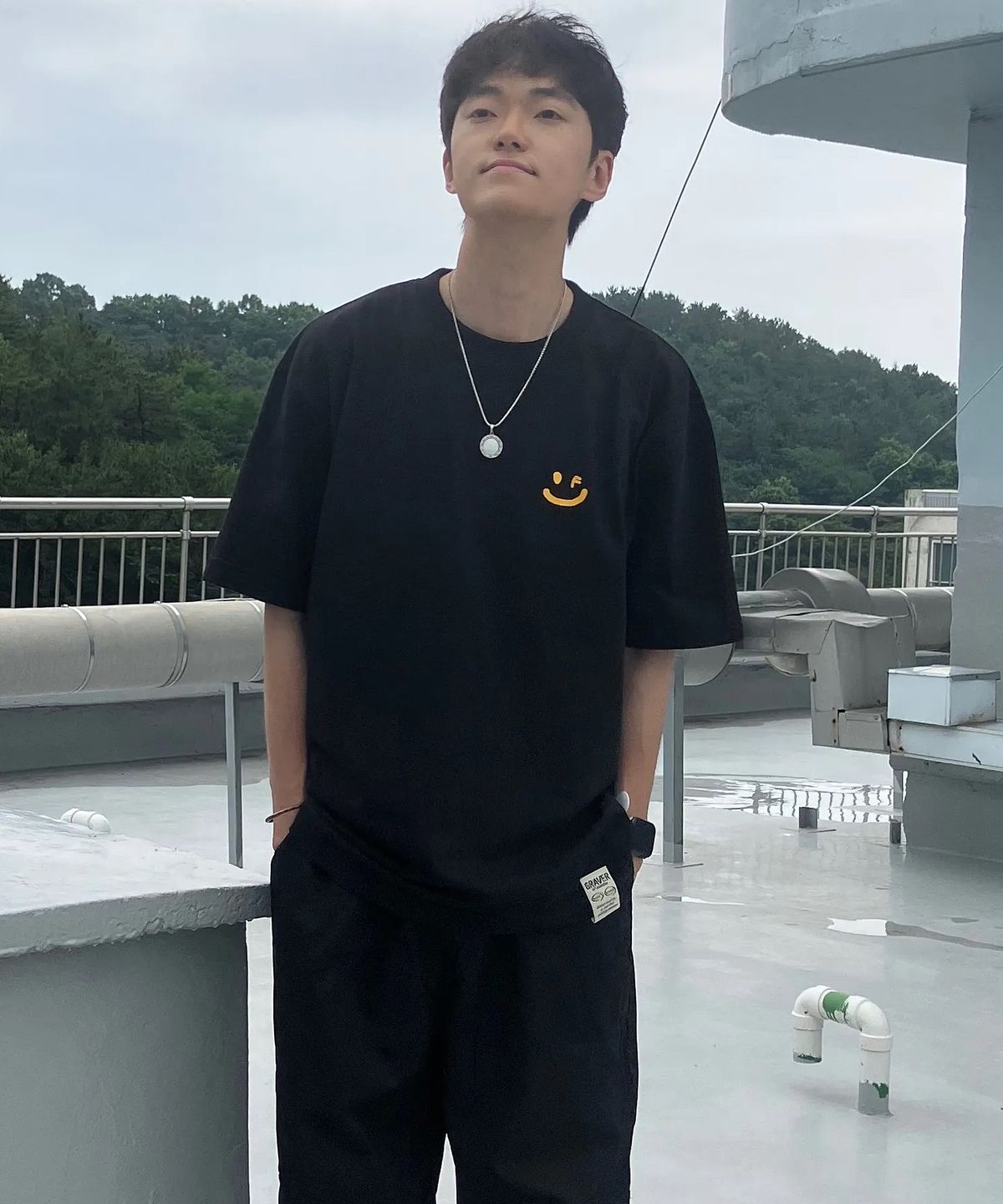 그레이버(GRAVER) [UNISEX]스몰 드로잉스마일 반팔티_블랙