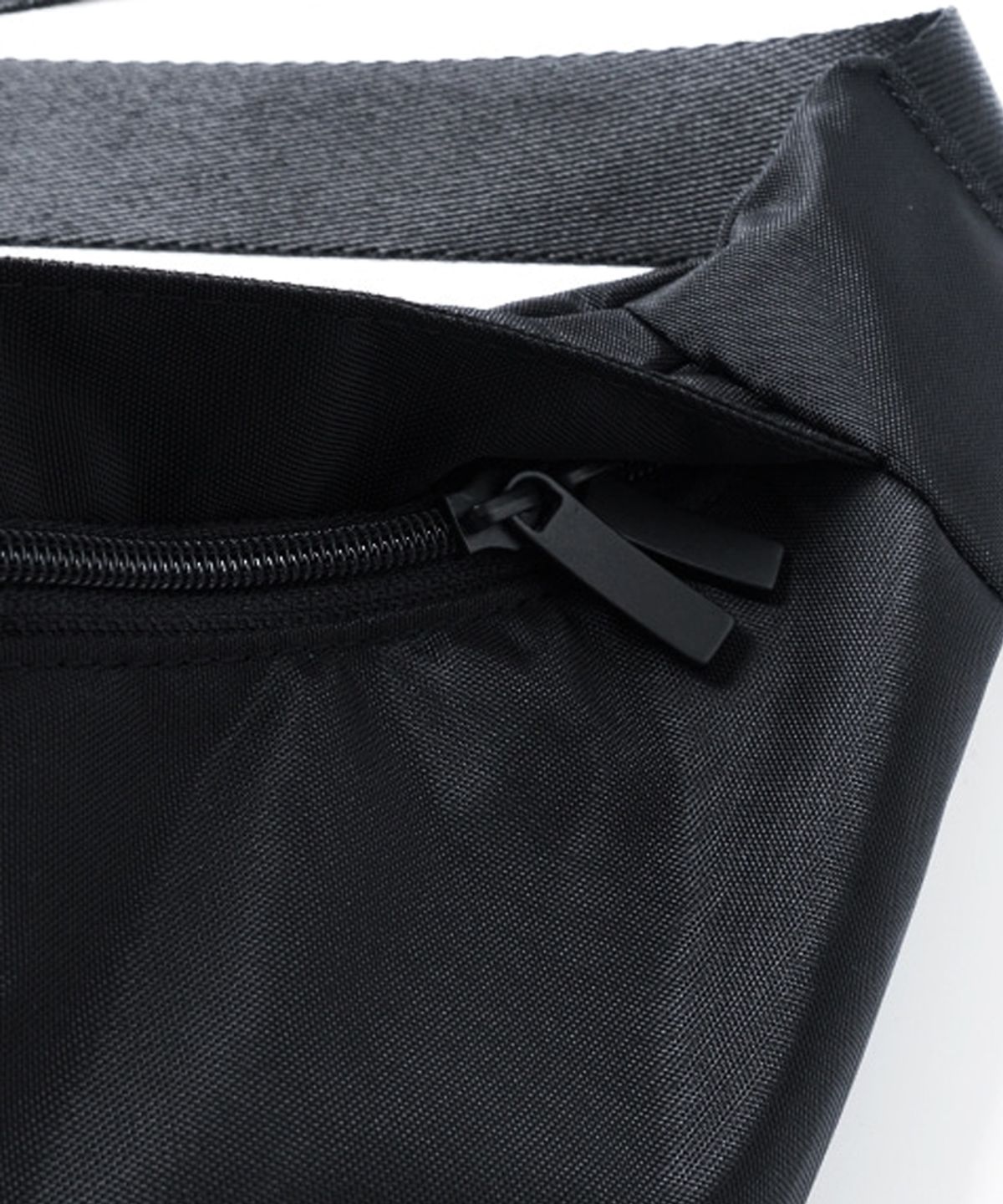 아임낫어휴먼비잉(I AM NOT A HUMAN BEING) EMBROIDERY HIPBAG