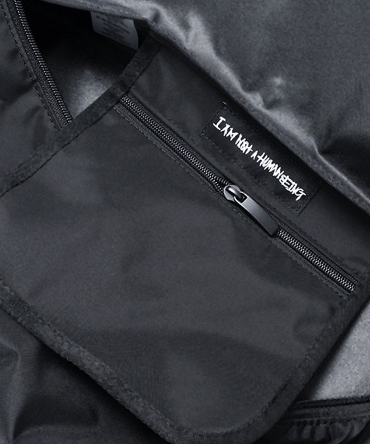 아임낫어휴먼비잉(I AM NOT A HUMAN BEING) EMBROIDERY HIPBAG