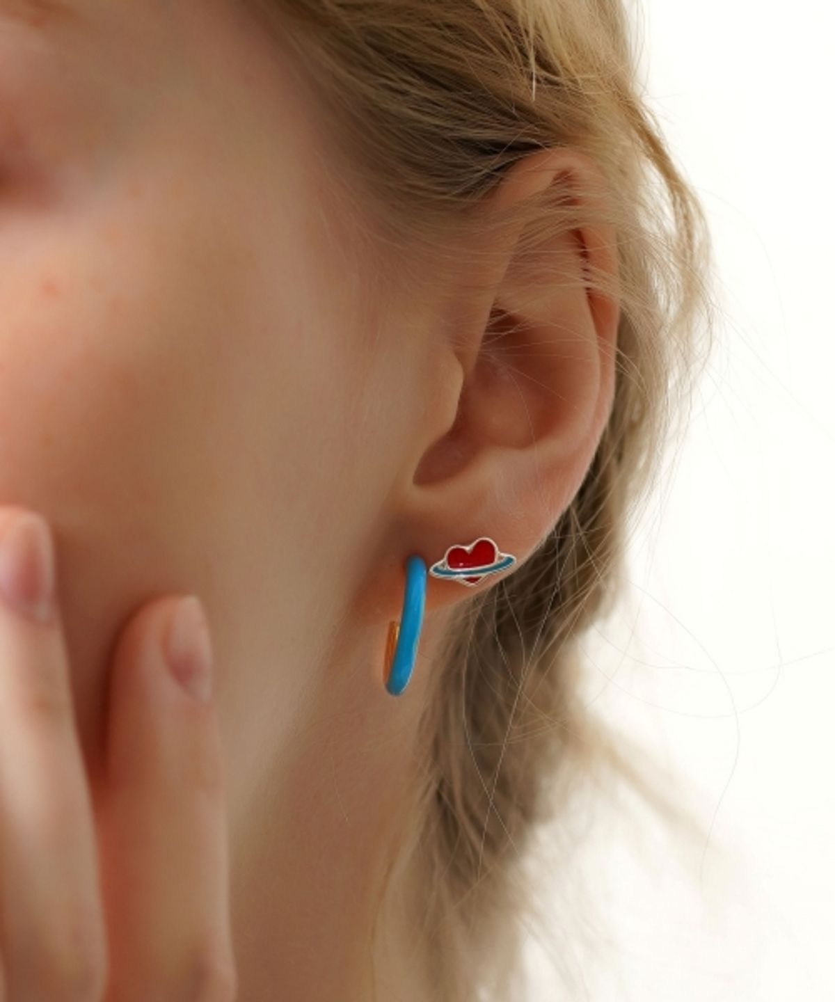 봉보(BONBEAU) Blossom color epoxy hoop Eearings 비비드 네온 컬러 포인트 심플 후프 귀걸이