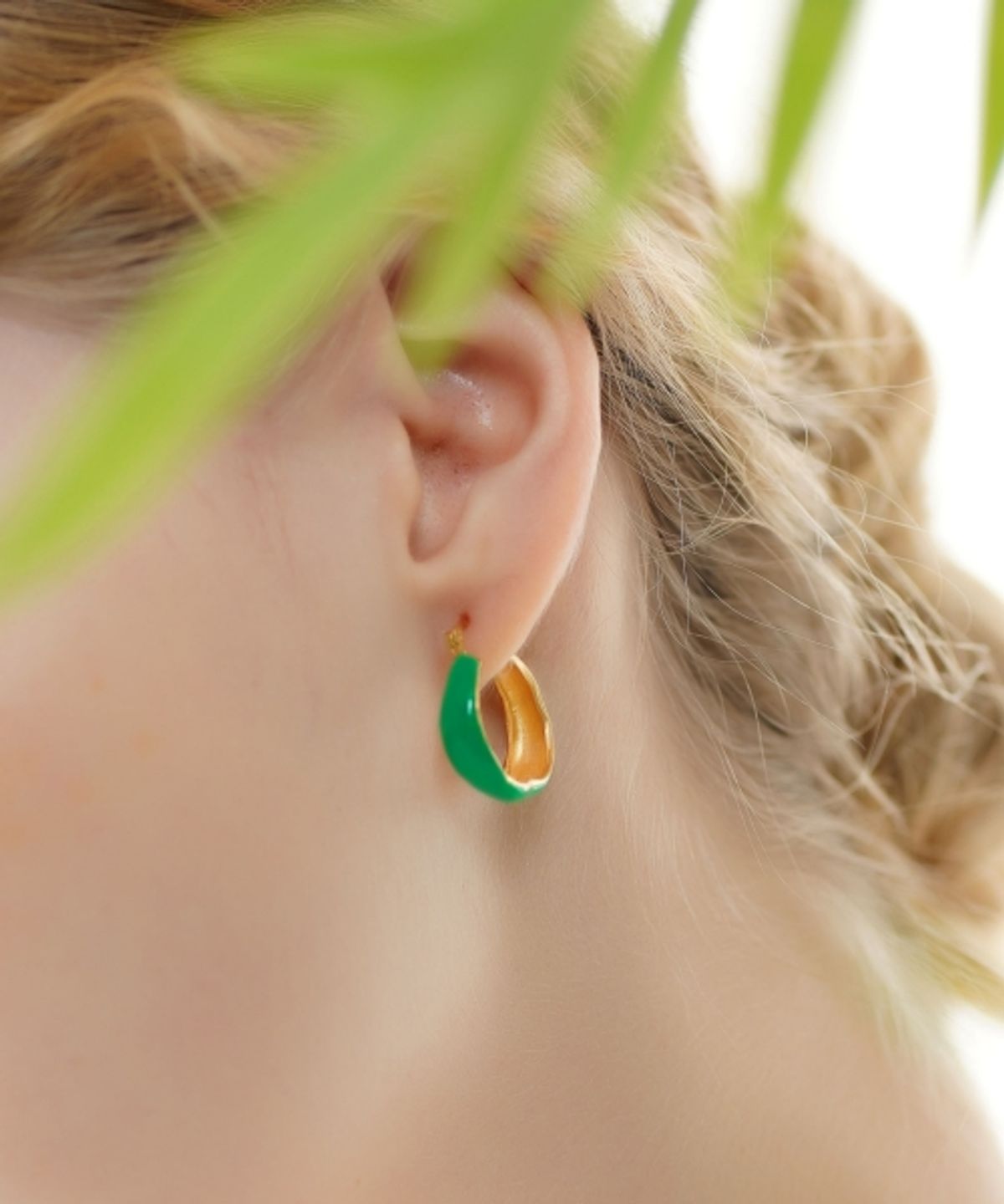 봉보(BONBEAU) Fancy color epoxy hoop Eearings 비비드 네온 컬러 포인트 볼드 후프 귀걸이
