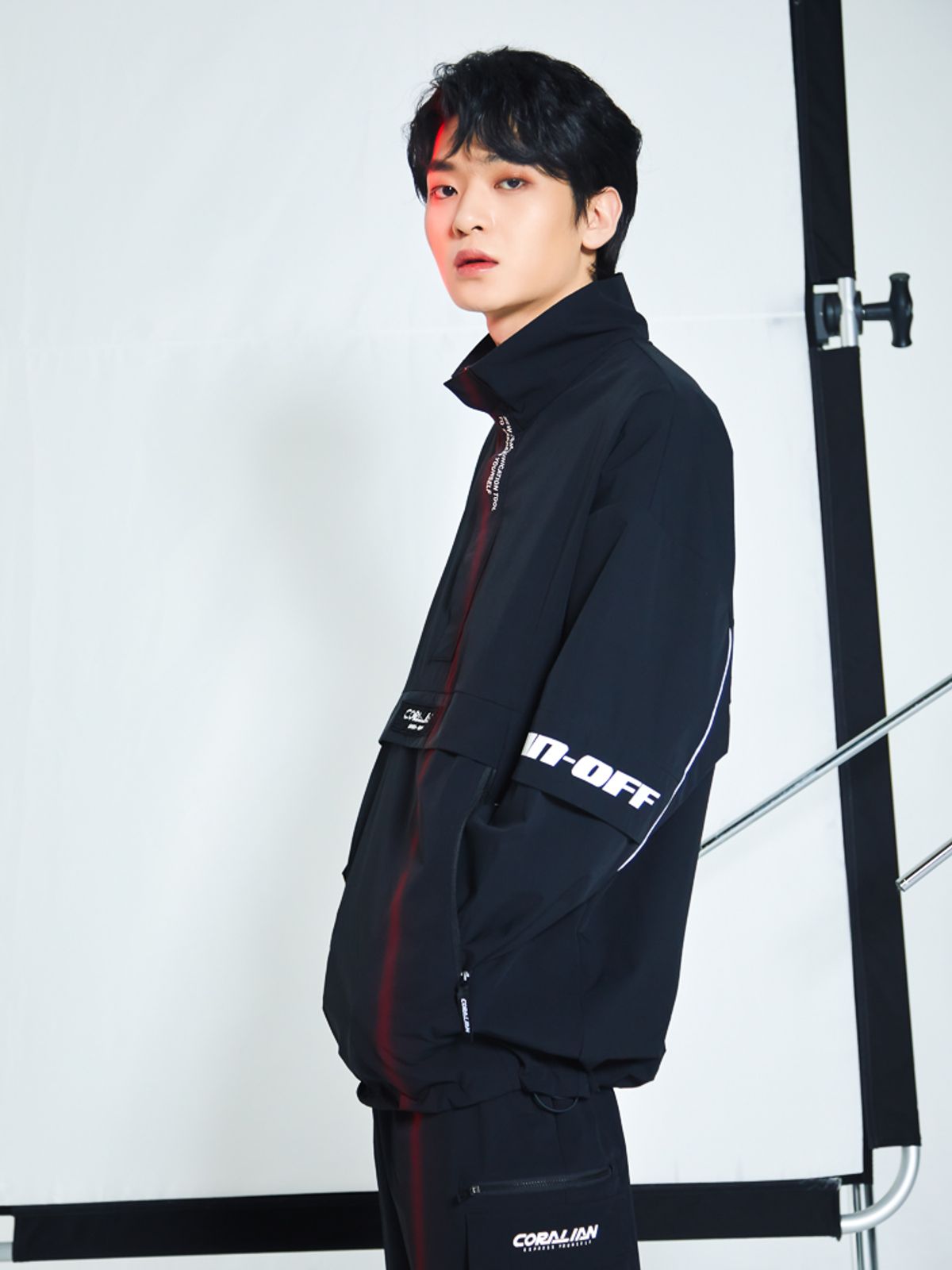 코랄리안(CORALIAN) 런오프 나일론 스트레치 스탠다드 아노락 블랙