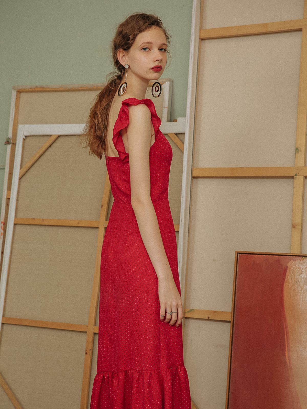 던드롭(DUNDROP) Frill shoulder strap squre neck dress