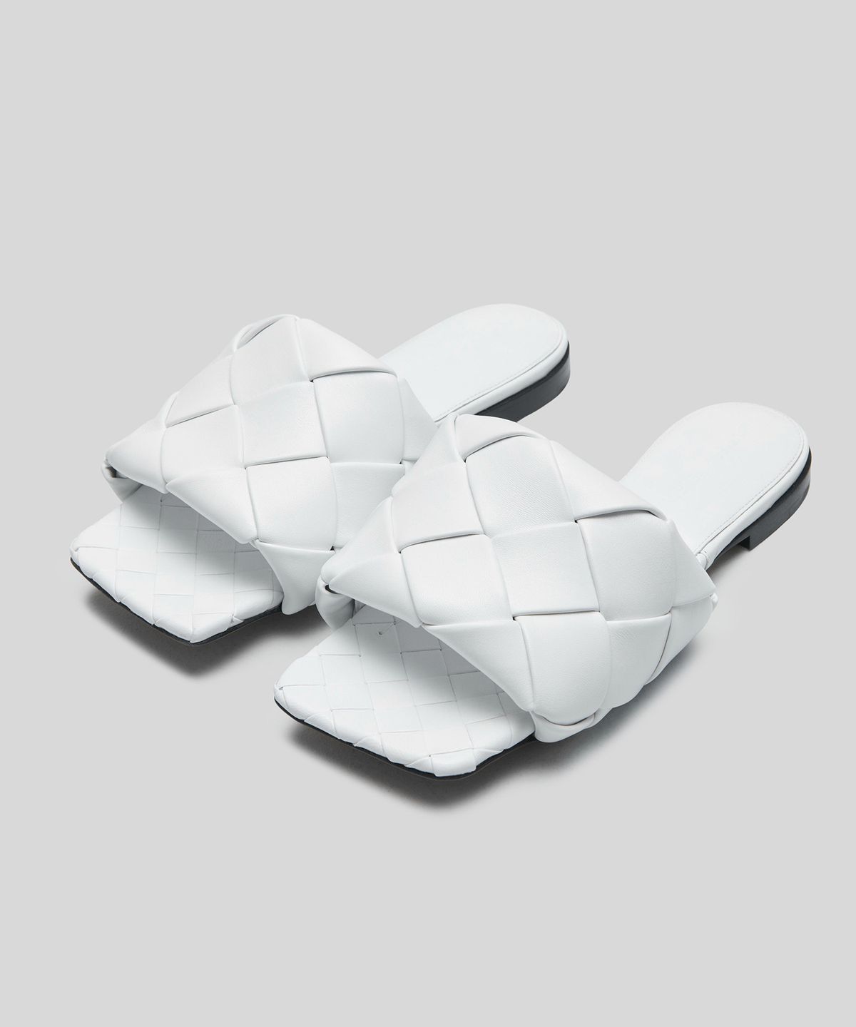 보테가베네타(BOTTEGA VENETA) 여성 리도 플랫 샌들 - 화이트 / 608853VBSS09122