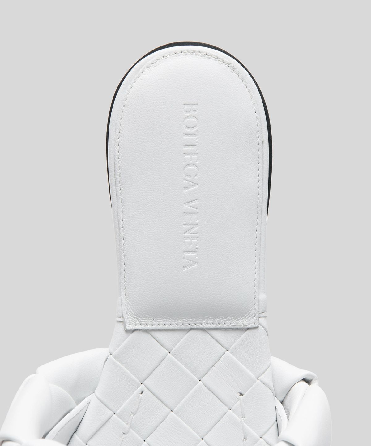 보테가베네타(BOTTEGA VENETA) 여성 리도 플랫 샌들 - 화이트 / 608853VBSS09122