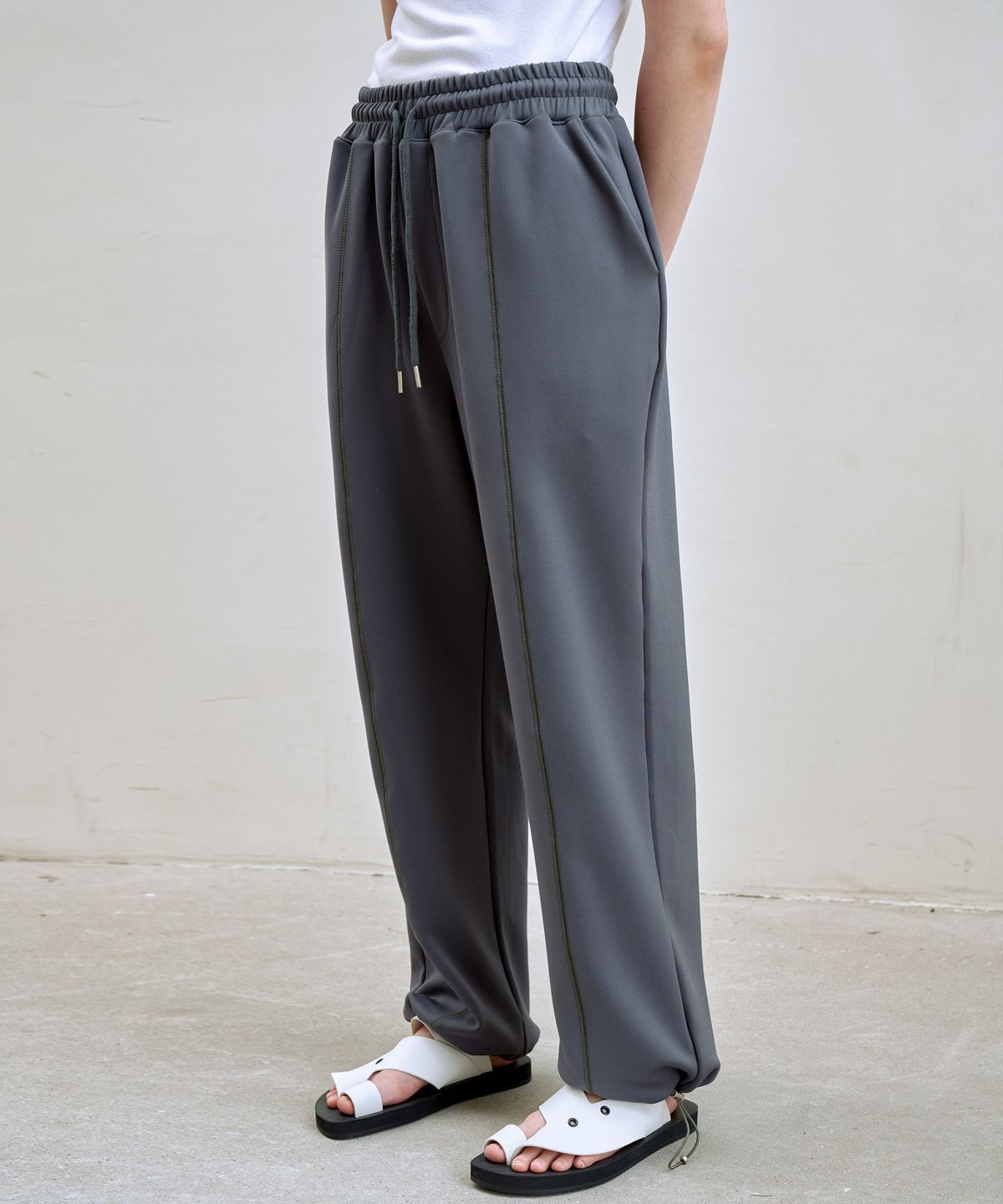 트립르센스(TRIP LE SENS) 웨어러블 스트링 스웨트 팬츠_KHAKI GREY