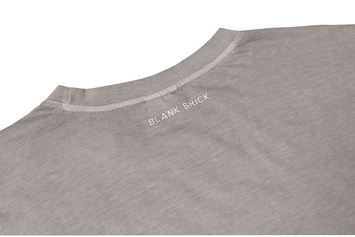 블랭크브릭(BLANKBRICK) 피그먼트 스몰 엠블럼 라이트 그레이 슬릿 반팔 티셔츠