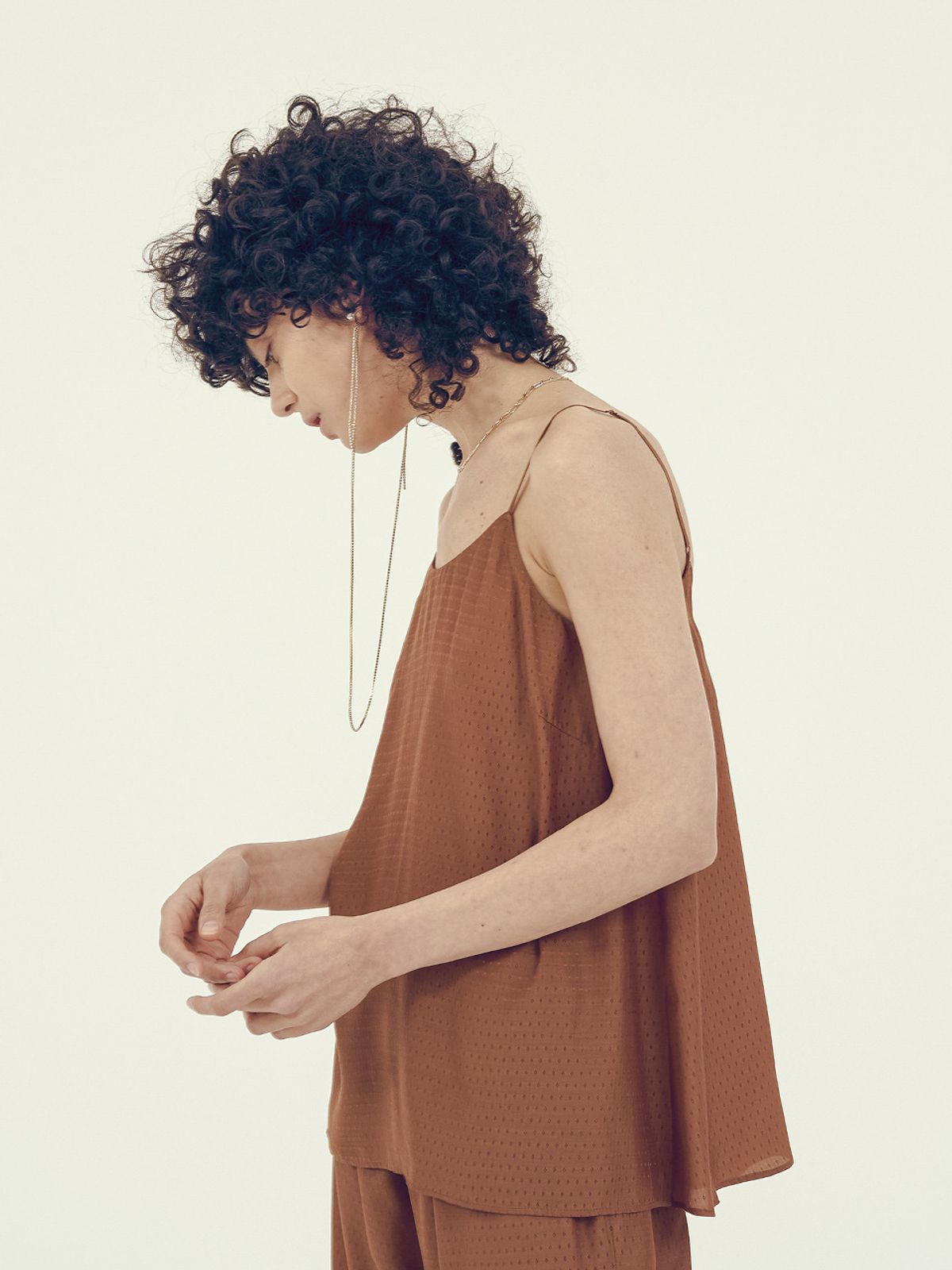 비건타이거(VEGAN TIGER) 자카드 슬리브리스 탑 (브라운)