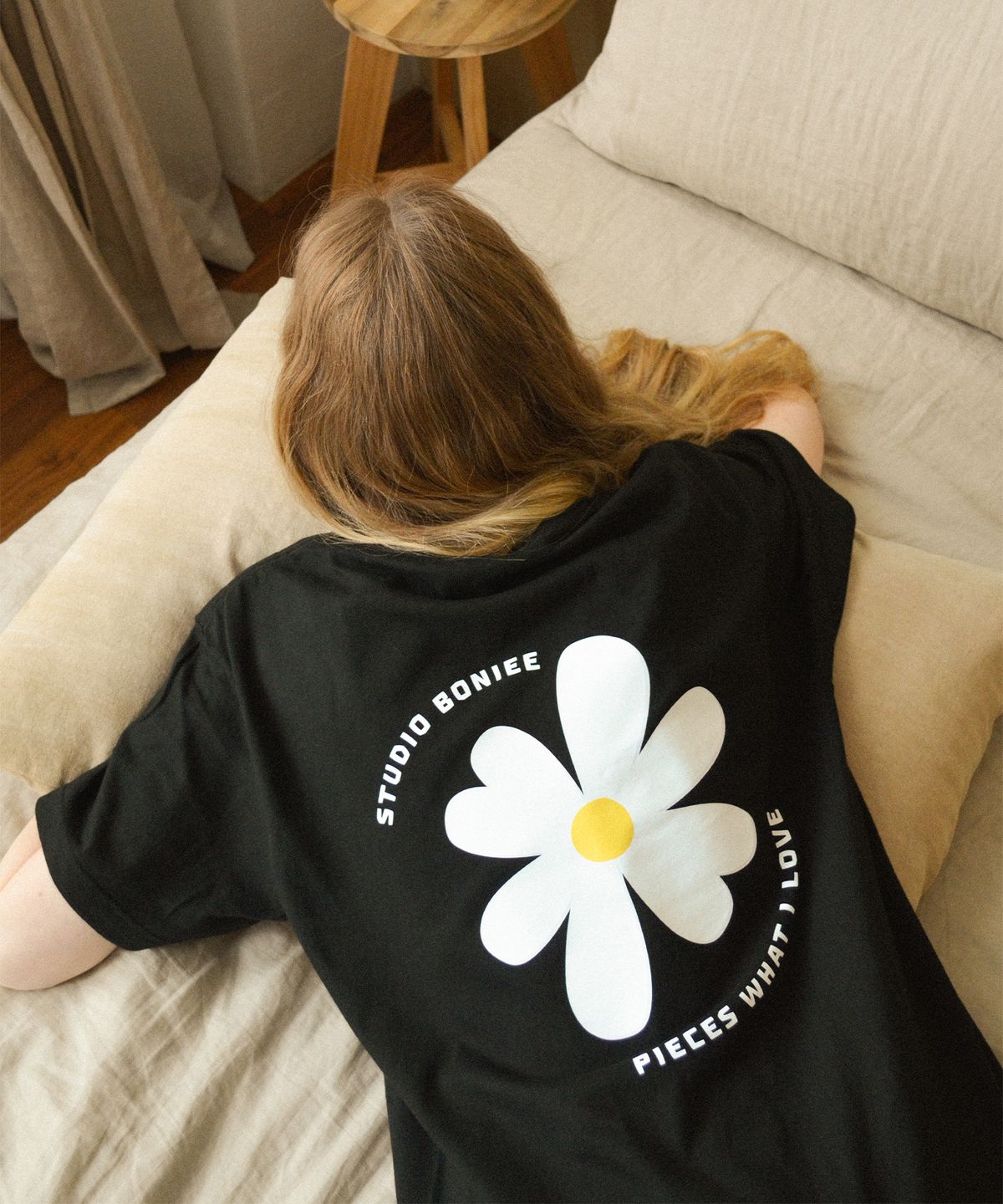 보늬(BONIEE) 데이지 플라워(Daisy Flower) 백 프린팅 루즈 티셔츠 블랙