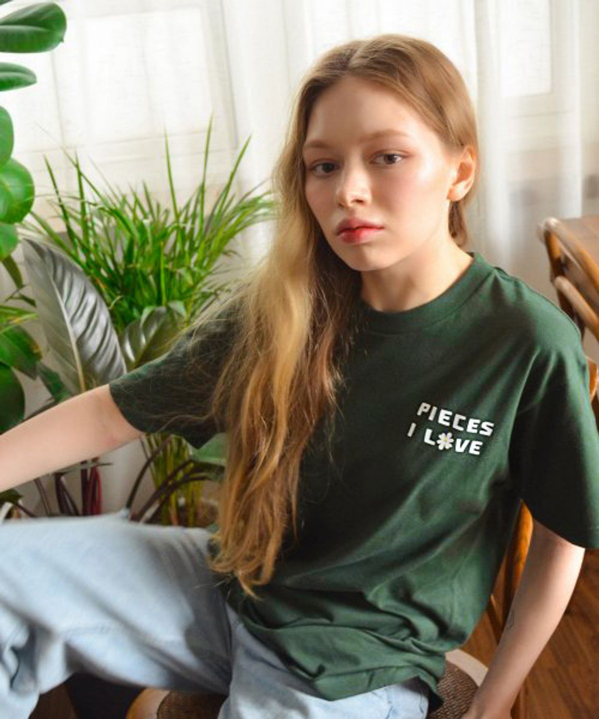 보늬(BONIEE) 데이지 플라워(Daisy Flower) 백 프린팅 루즈 티셔츠 그린 포레스트