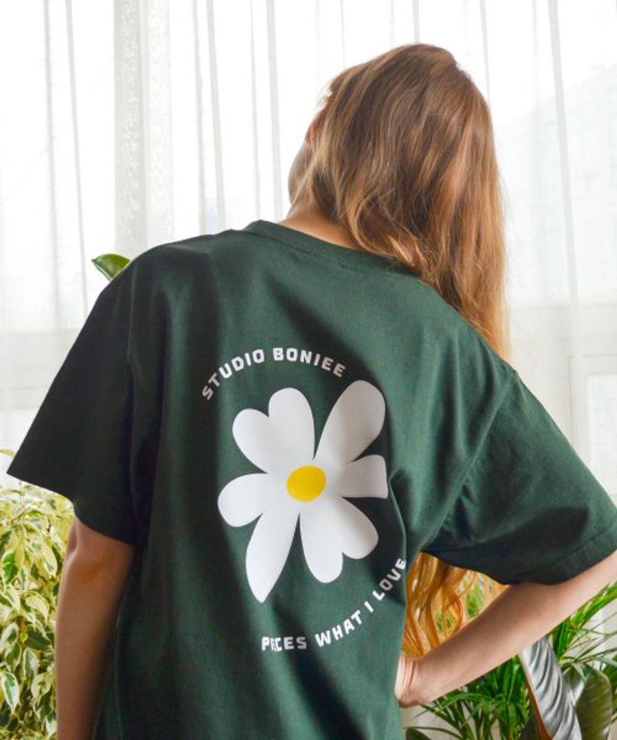 보늬(BONIEE) 데이지 플라워(Daisy Flower) 백 프린팅 루즈 티셔츠 그린 포레스트