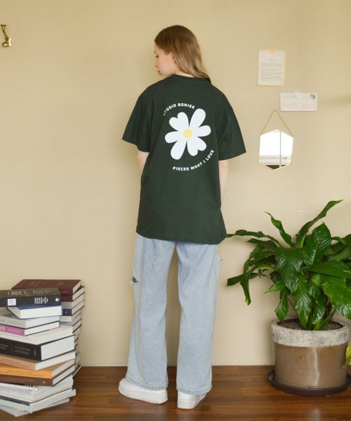 보늬(BONIEE) 데이지 플라워(Daisy Flower) 백 프린팅 루즈 티셔츠 그린 포레스트