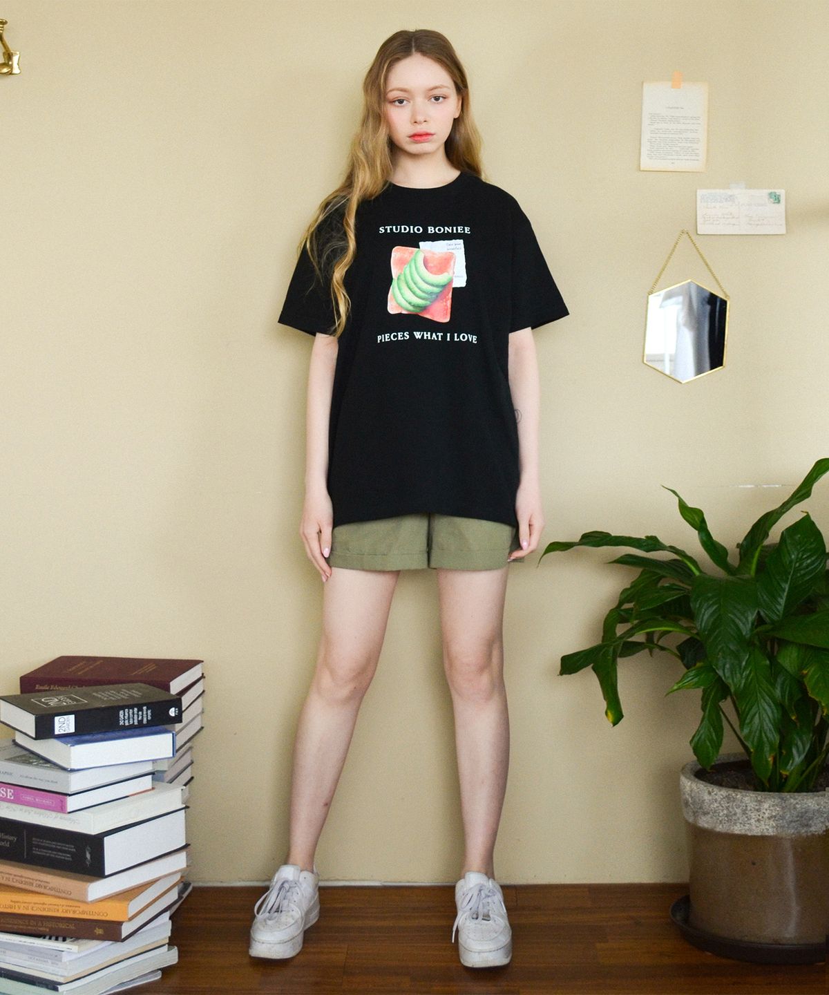 보늬(BONIEE) 레트로 아보카도 토스트 루즈 티셔츠 블랙