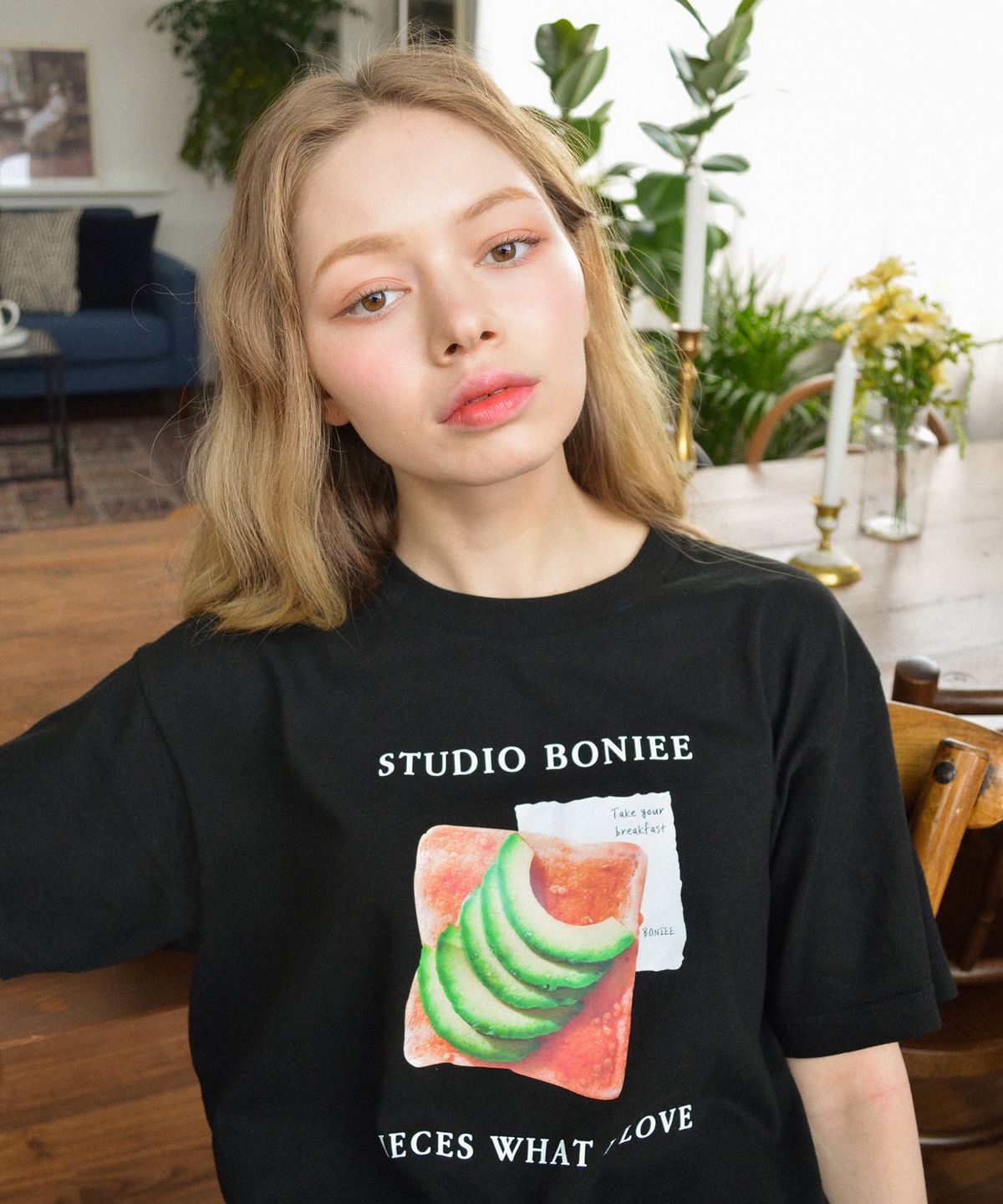 보늬(BONIEE) 레트로 아보카도 토스트 루즈 티셔츠 블랙