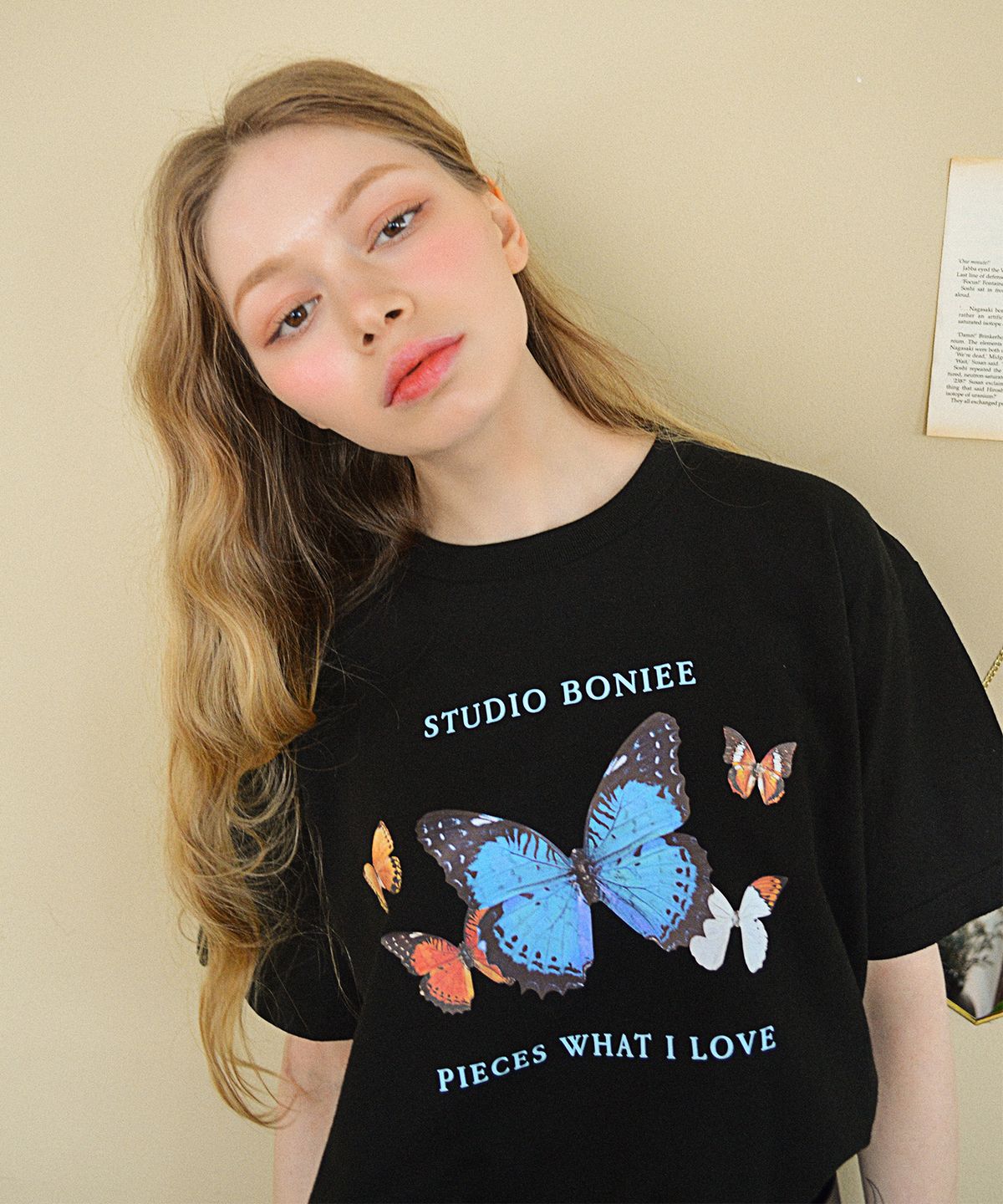 보늬(BONIEE) 레트로 나비 춤(butterfly dance) 그래픽 티셔츠 블랙