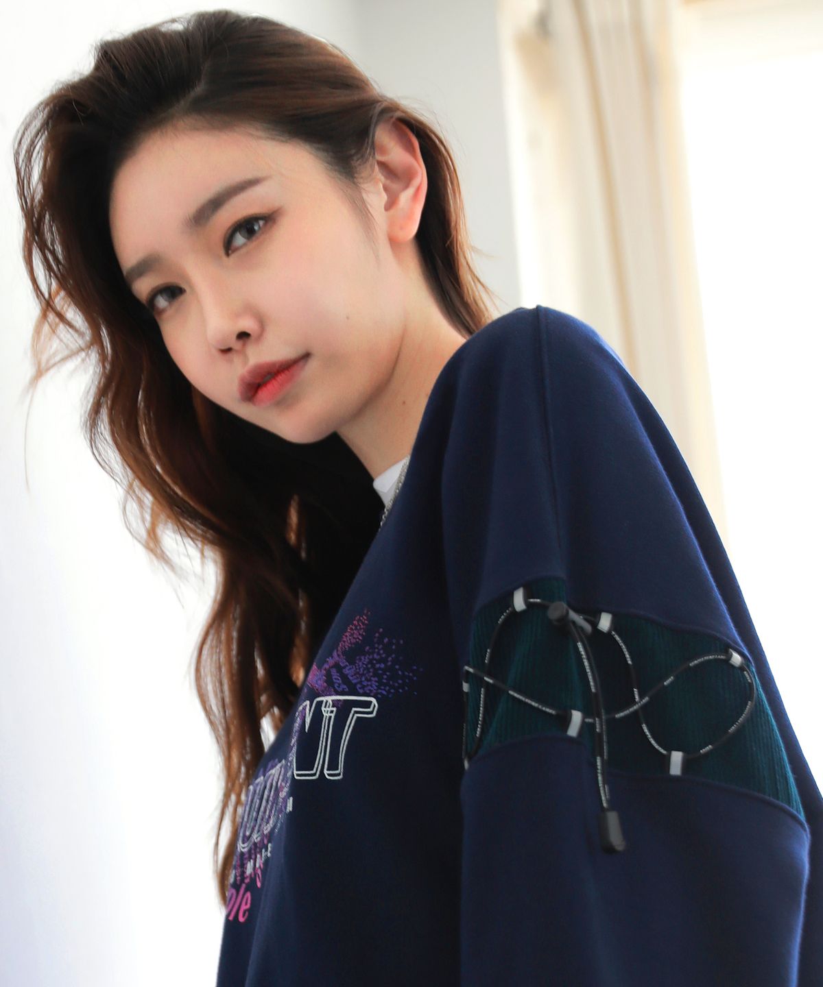 바우스트(BAUST) 그라데이션 나염 숄더 스트링 배색 맨투맨 [NAVY]