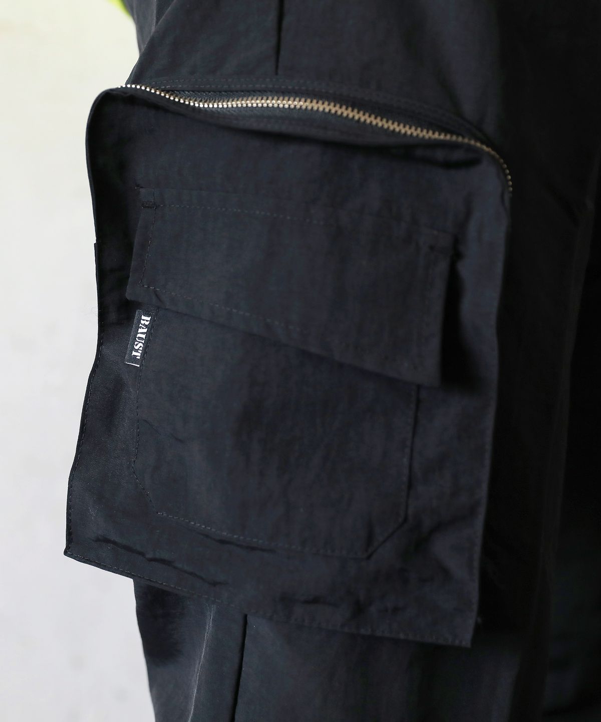 바우스트(BAUST) 그라데이션 로고 지퍼 더블 카고포켓 조거팬츠[BLACK]