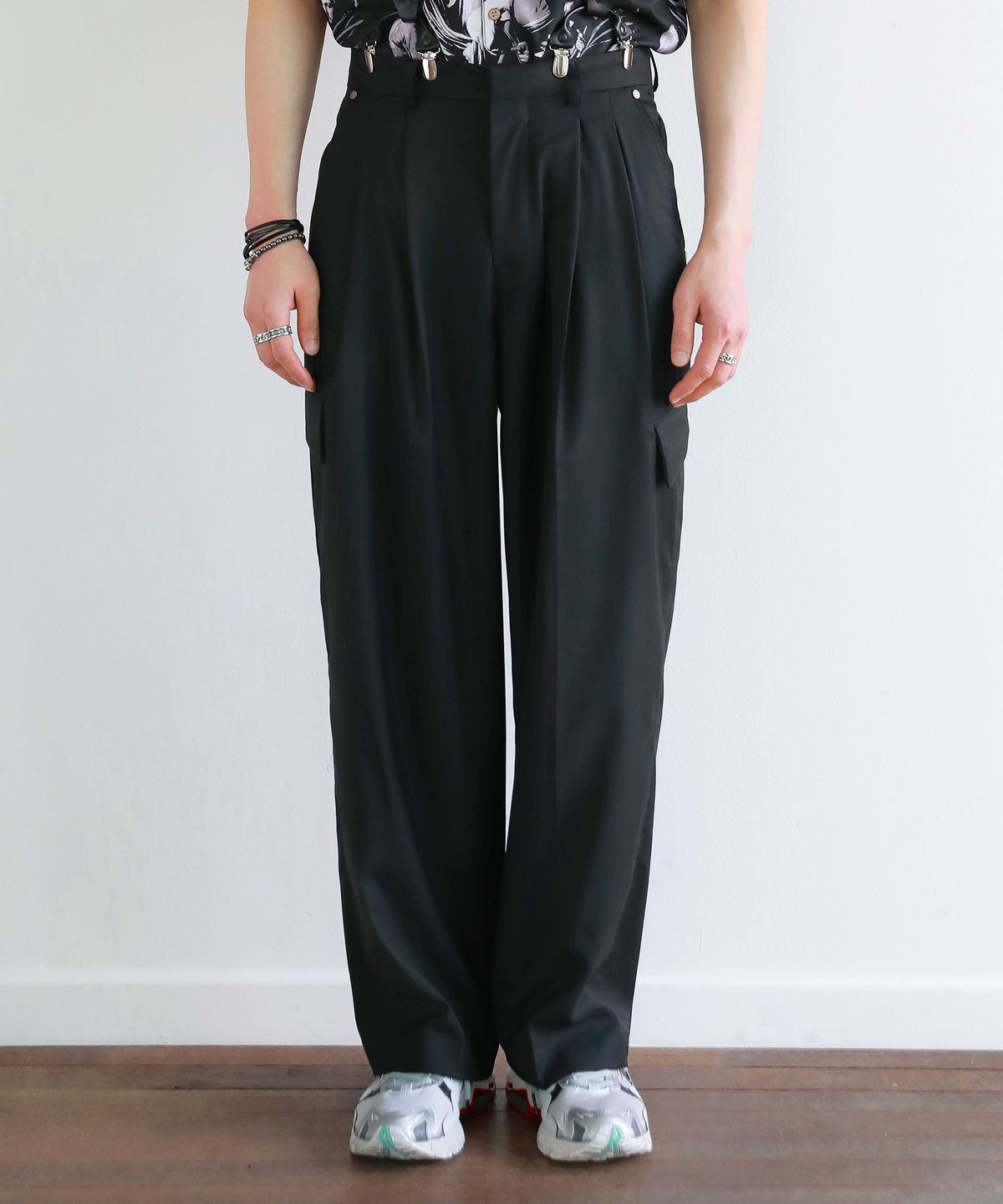 바우스트(BAUST) 투턱 사이드 포켓 와이드 슬랙스[BLACK]