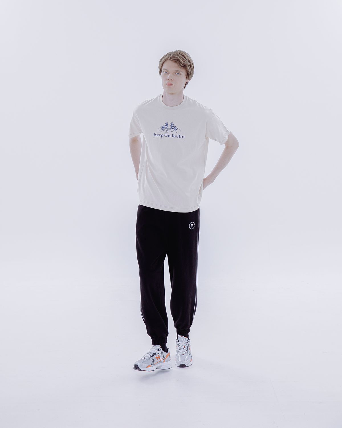 어프로브드(APRVD) 롤린 그래픽 티셔츠 크림