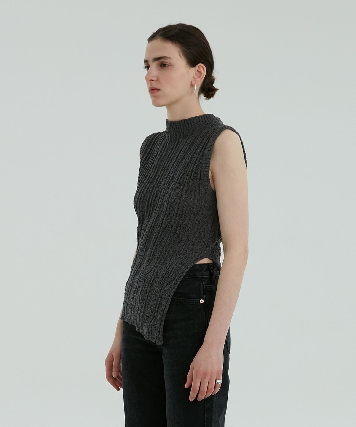 렘플레이스먼트(REMPLACEMENT) ASYMMETRIC SLEEVELESS - CHARCOAL