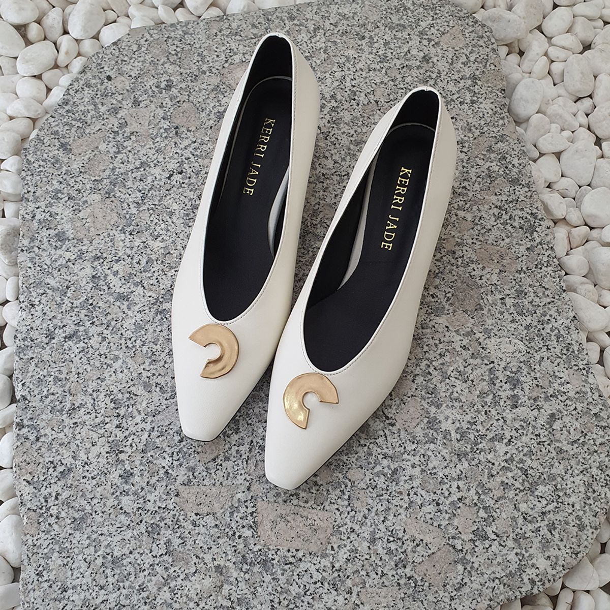 케리제이드(KERRIJADE) HalfMoon Pumps_CreamWhite