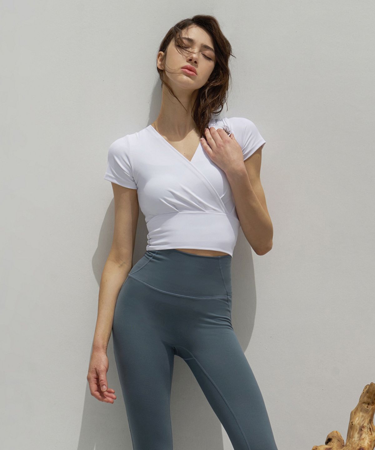 데비웨어(DEVIWEAR) 여성 요가복 DEVI-T0058-화이트 필라테스 티랩 브이 크롭티
