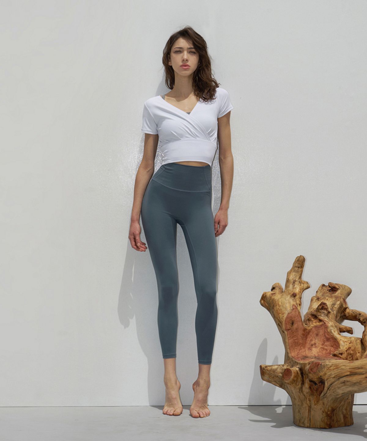 데비웨어(DEVIWEAR) 여성 요가복 DEVI-T0058-화이트 필라테스 티랩 브이 크롭티