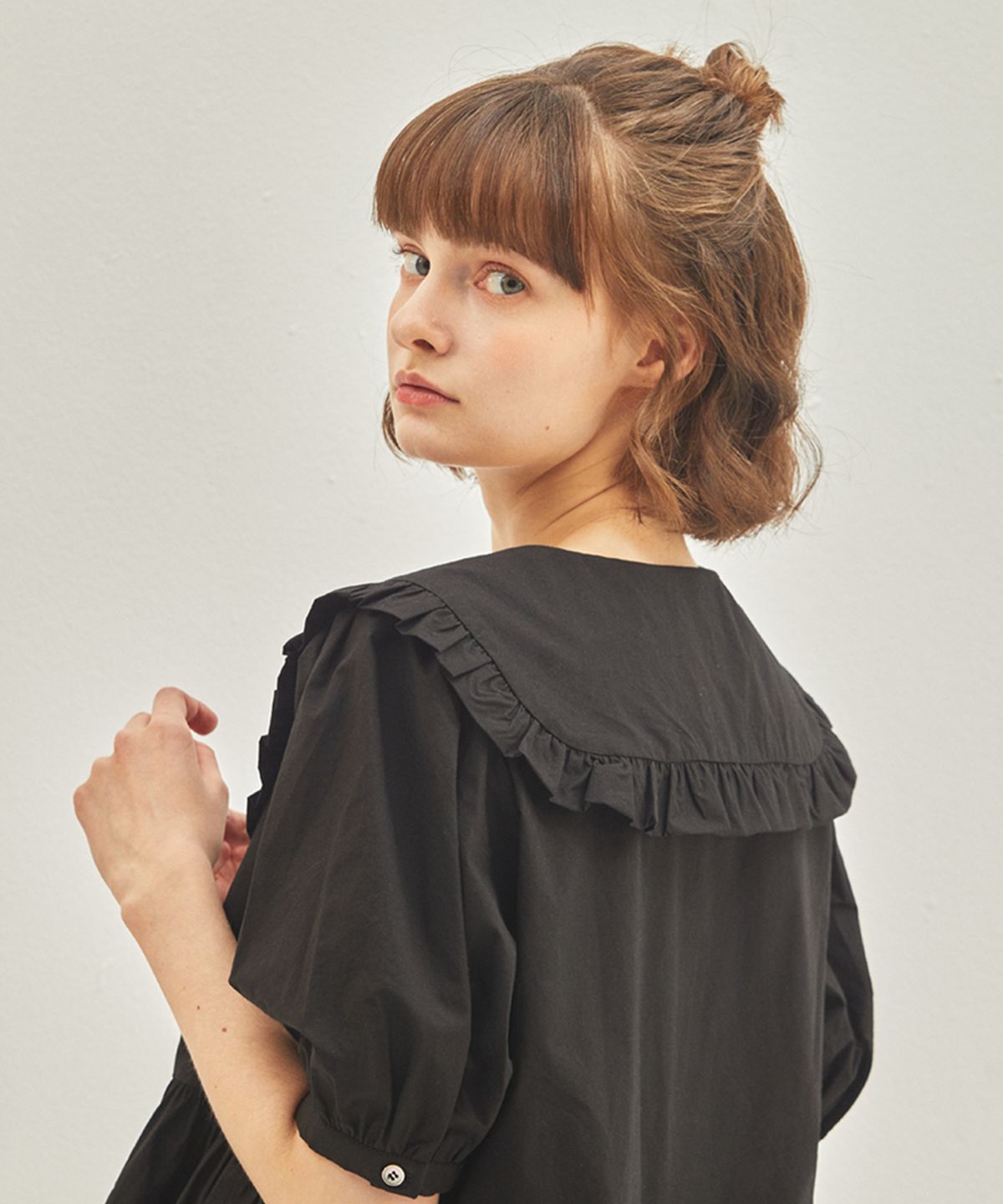 마나비스세븐(MANAVIS7) Lilly Frill Blouse Black