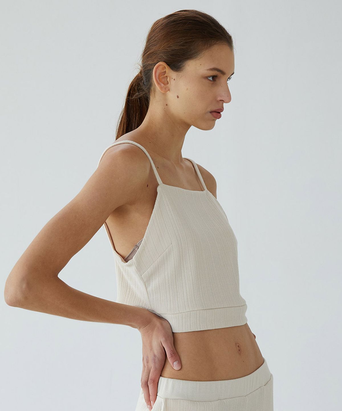 킴도(KIMDOH) IVORY WRINKLE SLEEVELESS KNIT TOP