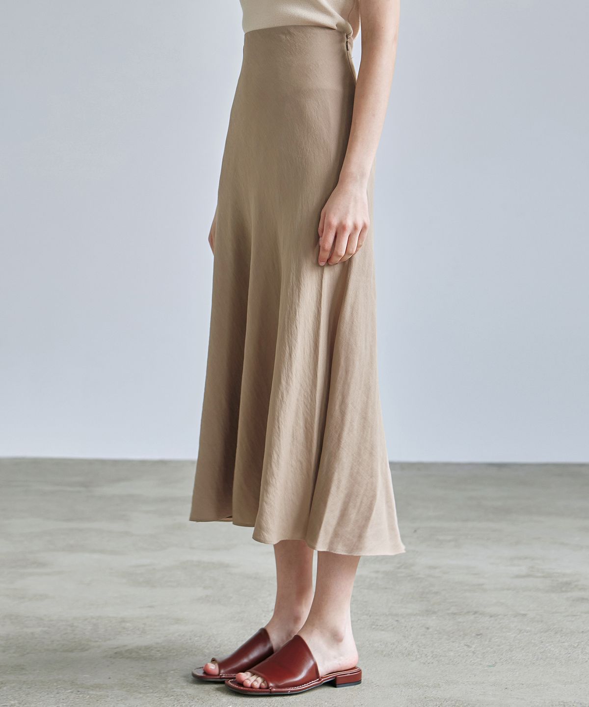 닉앤니콜(NICK&NICOLE) SATIN LONG SKIRT_BEIGE