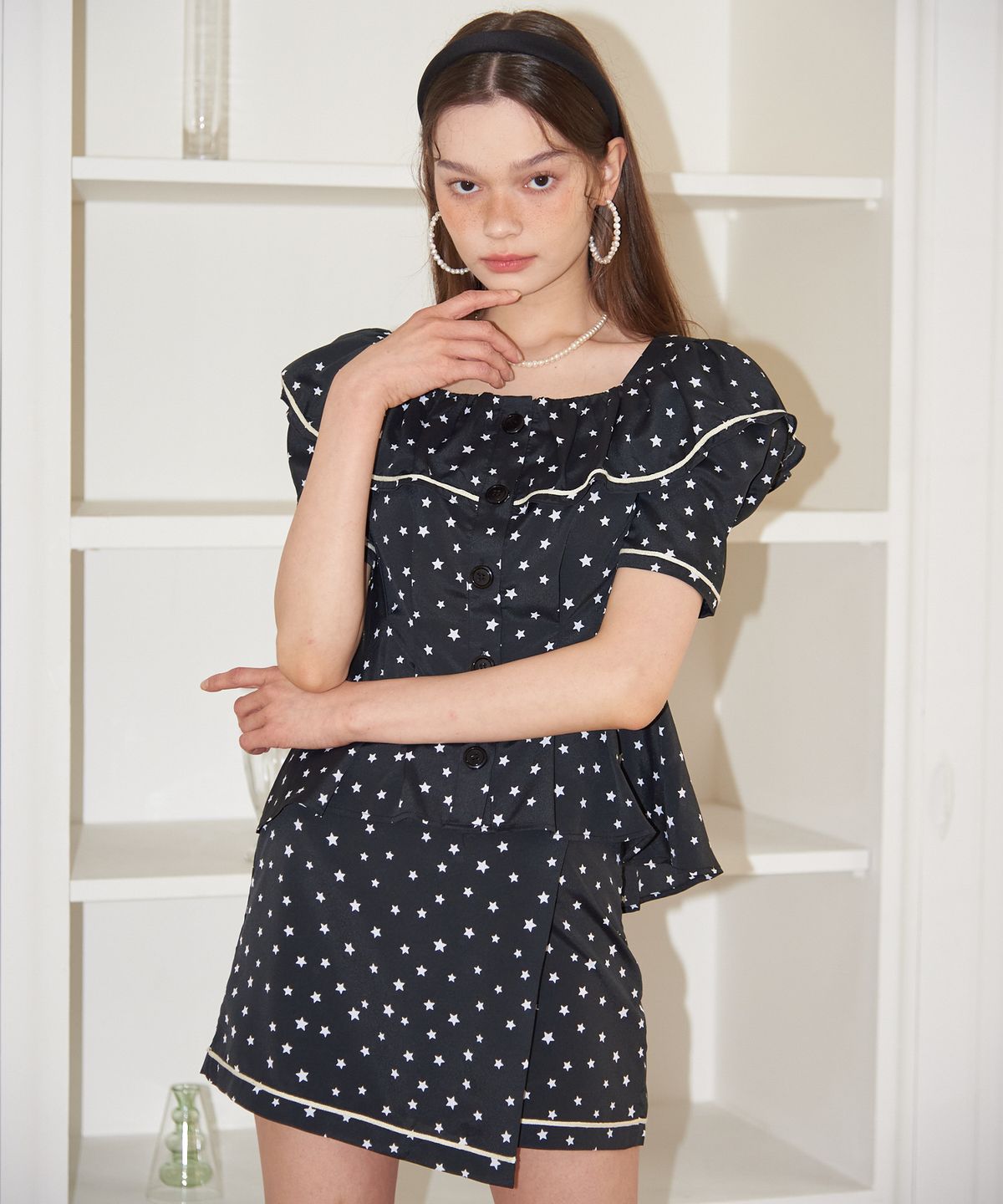 살롱 드 욘(SALON DE YOHN) Short Sleeve Ruffle Collar Blouse_ Star