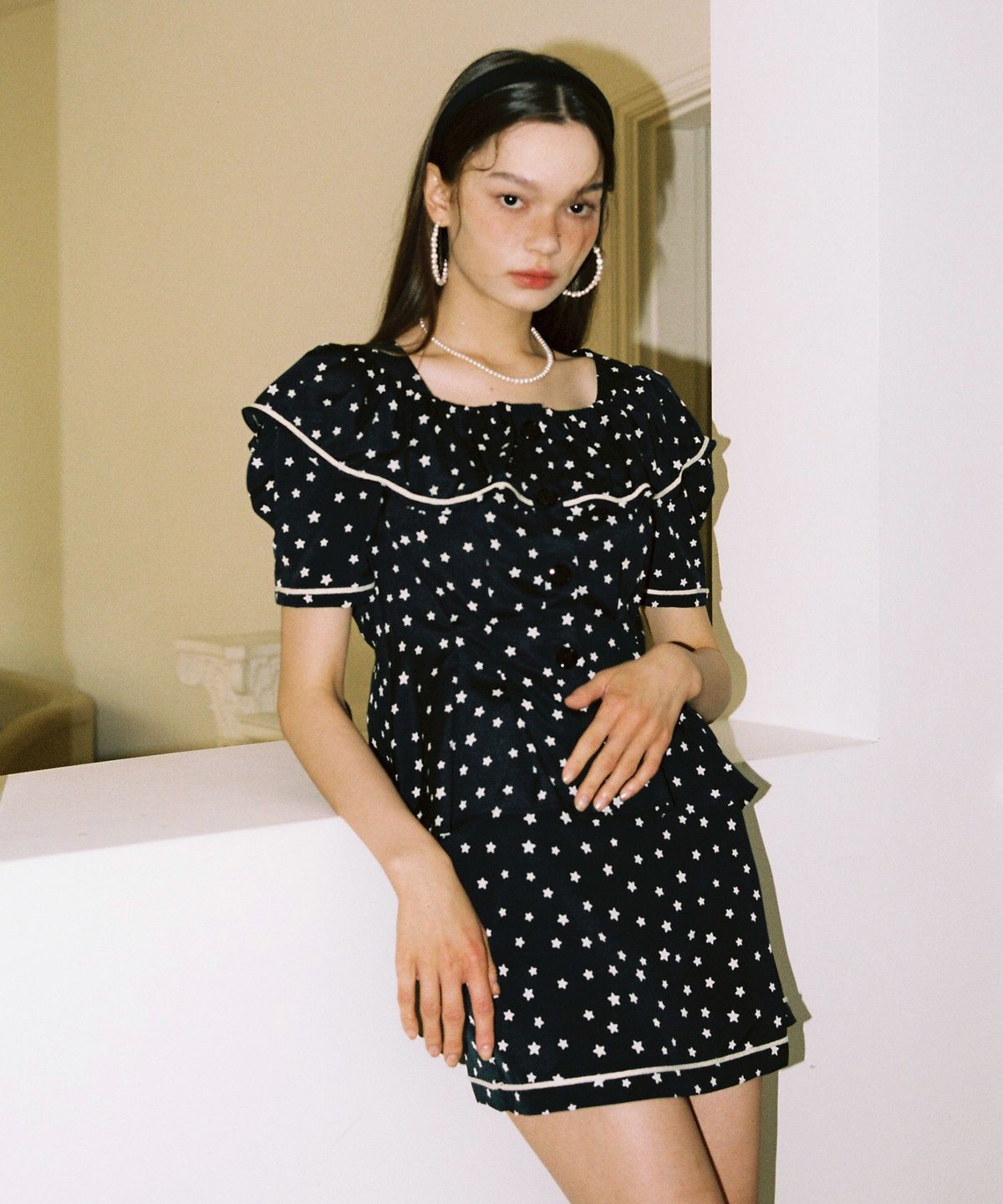 살롱 드 욘(SALON DE YOHN) Short Sleeve Ruffle Collar Blouse_ Star