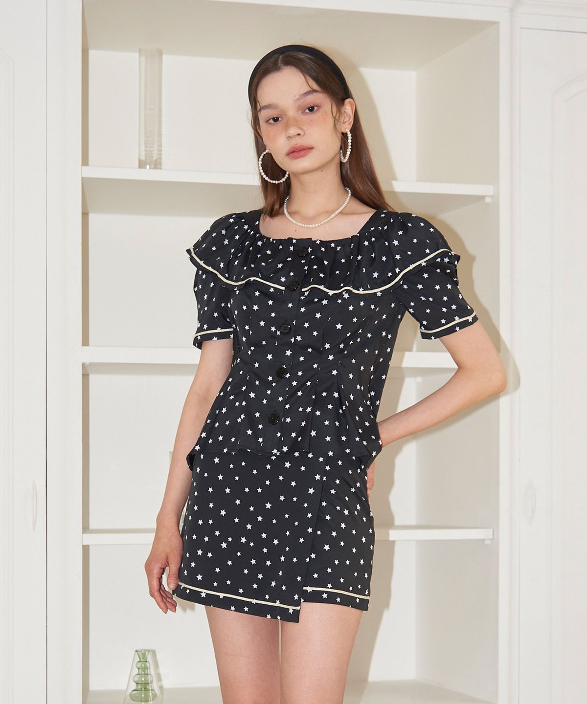살롱 드 욘(SALON DE YOHN) Short Sleeve Ruffle Collar Blouse_ Star