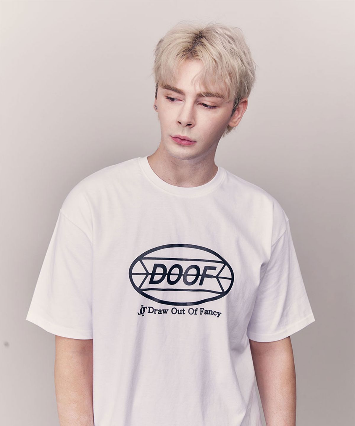 두프(DOOF) 오벌 엠블럼 로고 티셔츠(화이트)