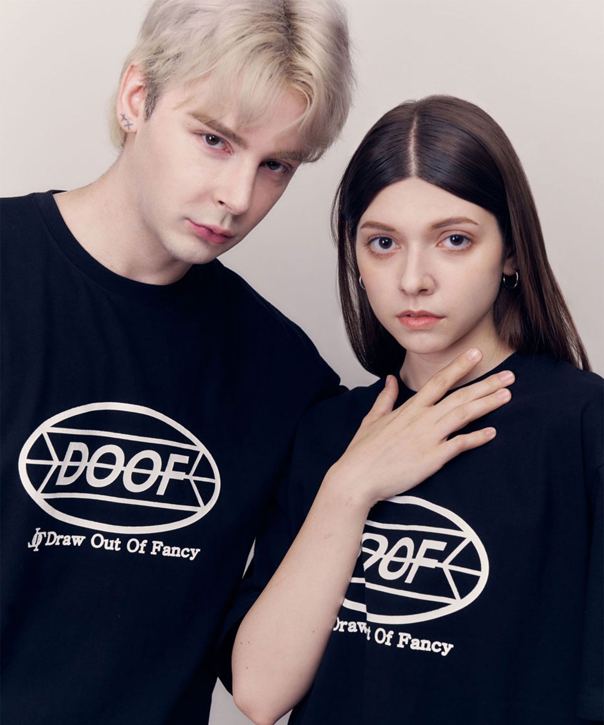 두프(DOOF) 오벌 엠블럼 로고 티셔츠(블랙)
