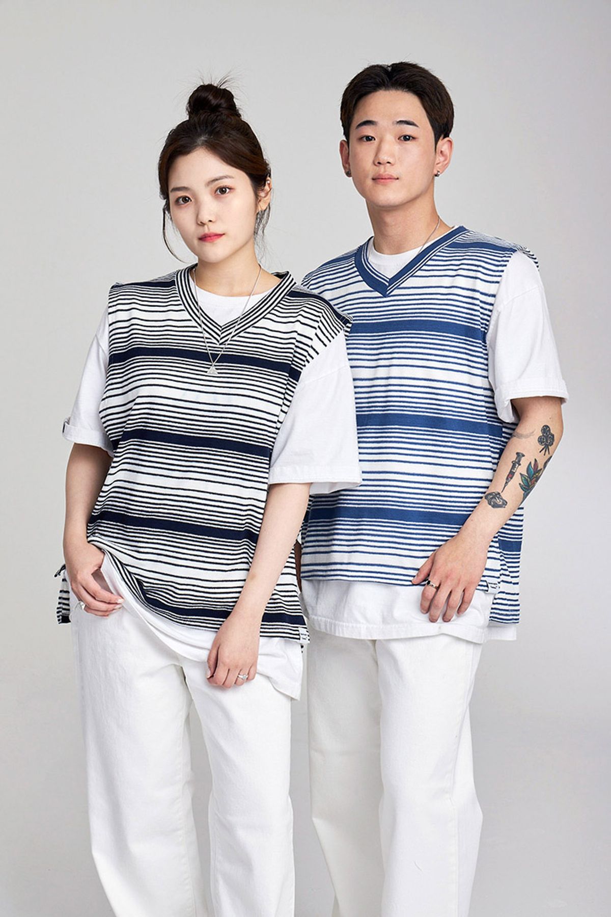 어퍼스트로피 콤마(APOSTROPHE COMMA) 믹스 라인 브이넥 베스트 (네이비)