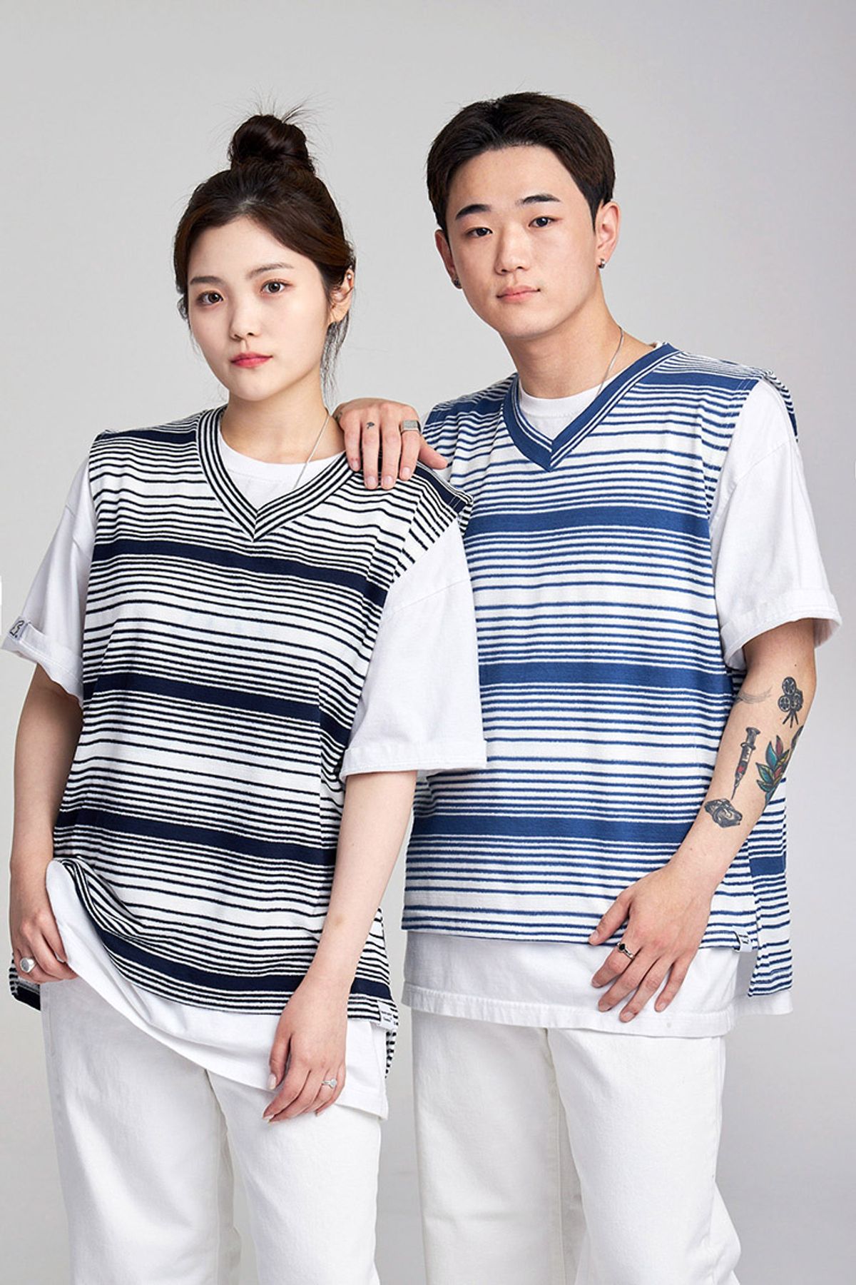 어퍼스트로피 콤마(APOSTROPHE COMMA) 믹스 라인 브이넥 베스트 (네이비)