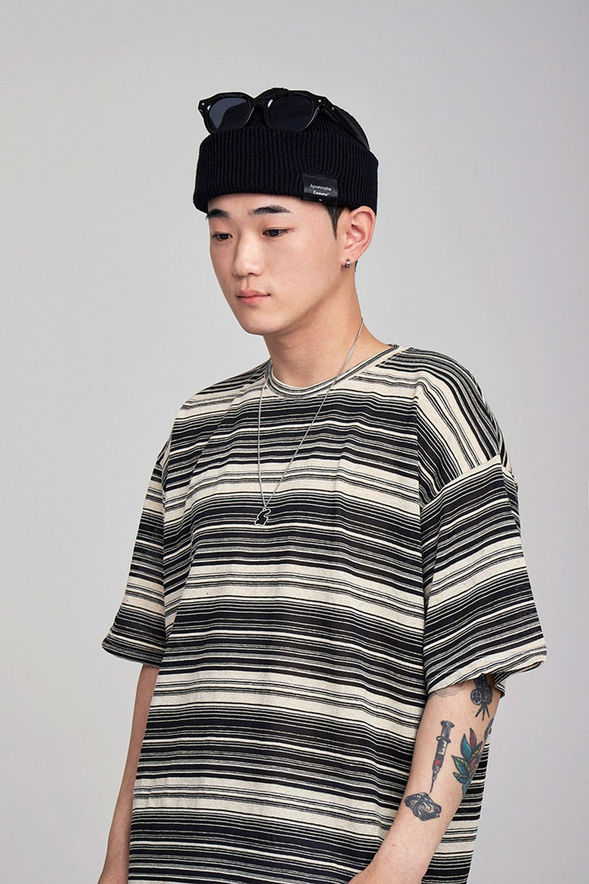 어퍼스트로피 콤마(APOSTROPHE COMMA) 썸머 스트라이프 린넨 반팔티셔츠 (블랙)