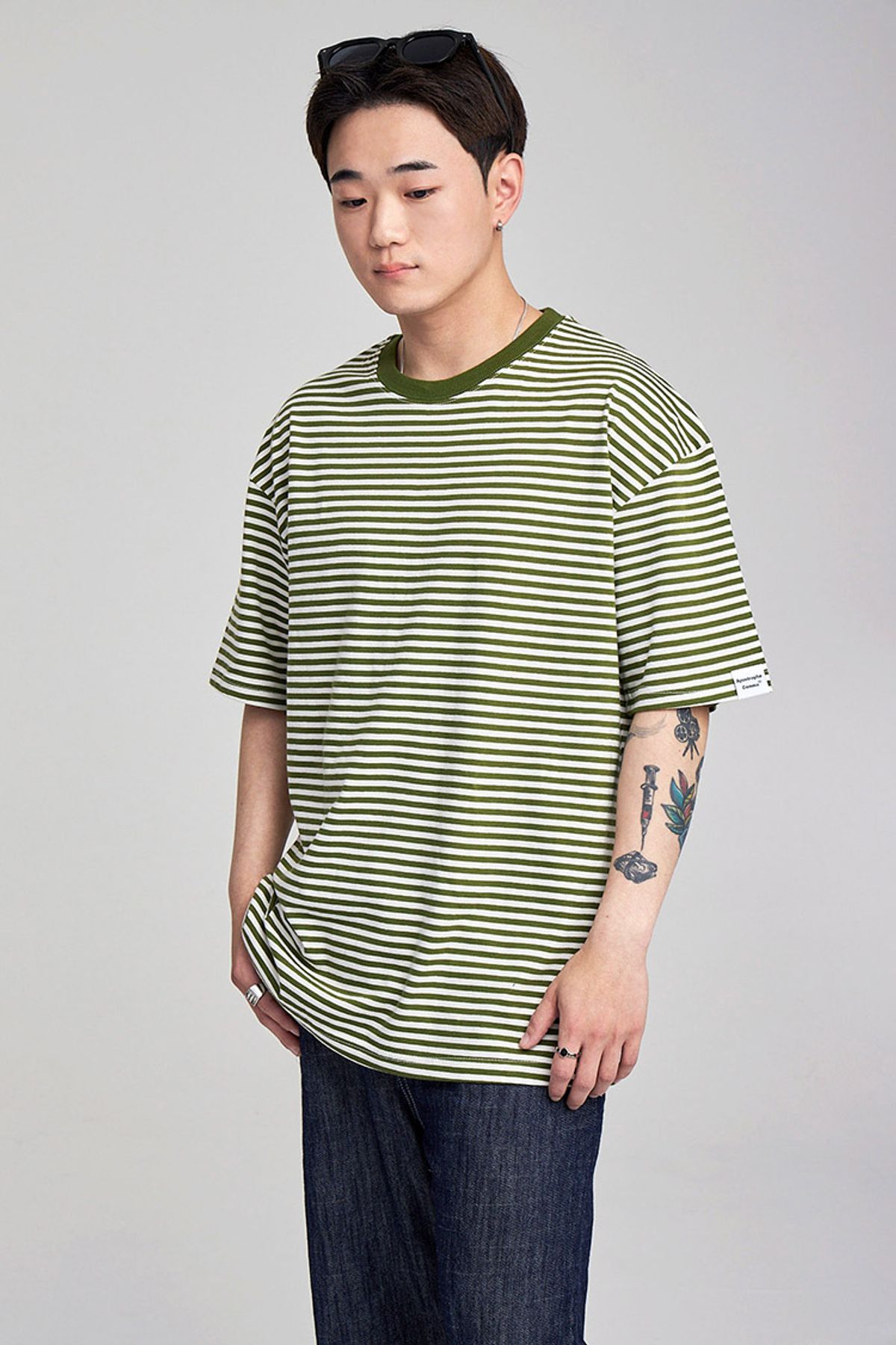 어퍼스트로피 콤마(APOSTROPHE COMMA) 슬리브 포인트 스트라이프 반팔티셔츠 (카키)