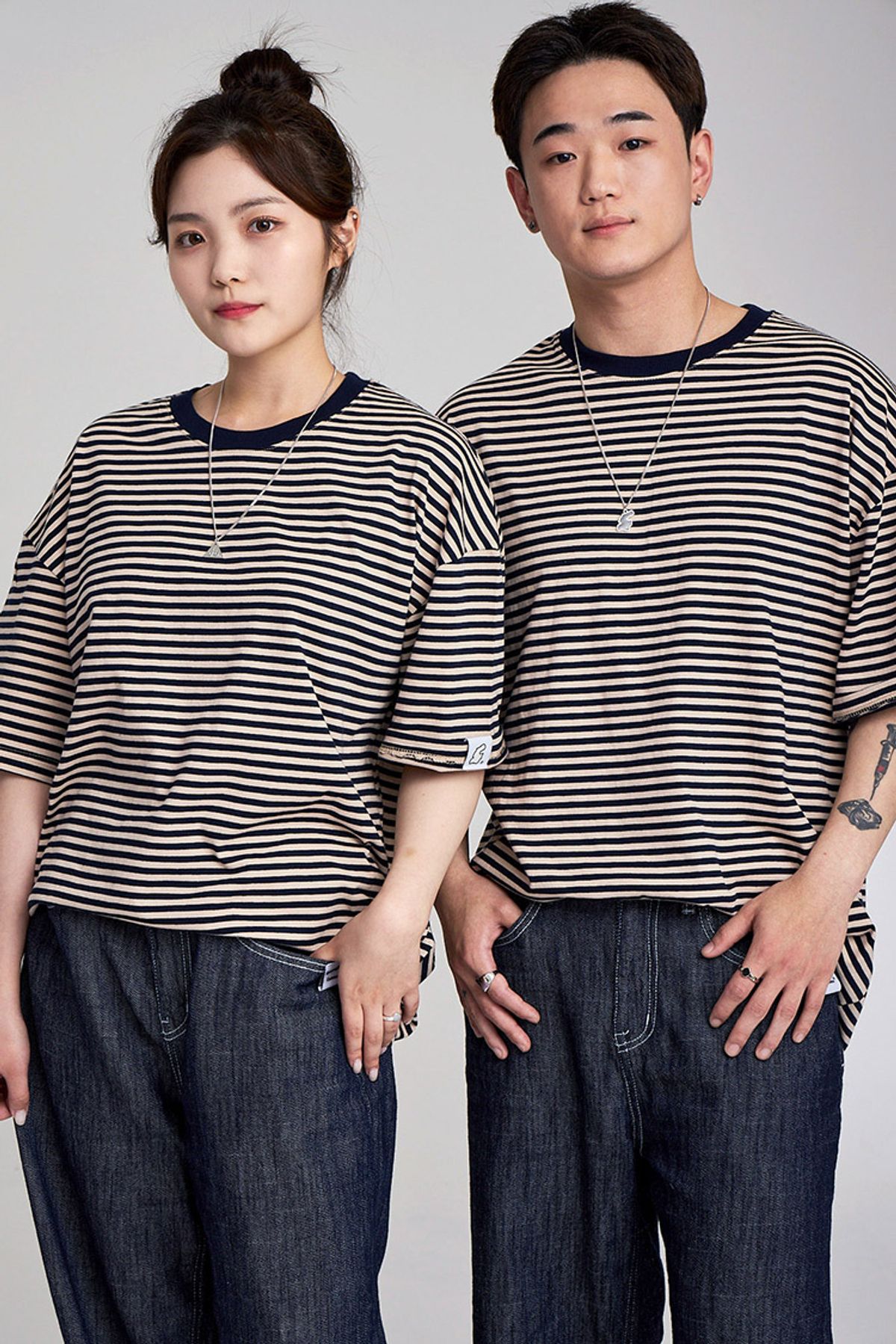 어퍼스트로피 콤마(APOSTROPHE COMMA) 슬리브 포인트 스트라이프 반팔티셔츠 (네이비)