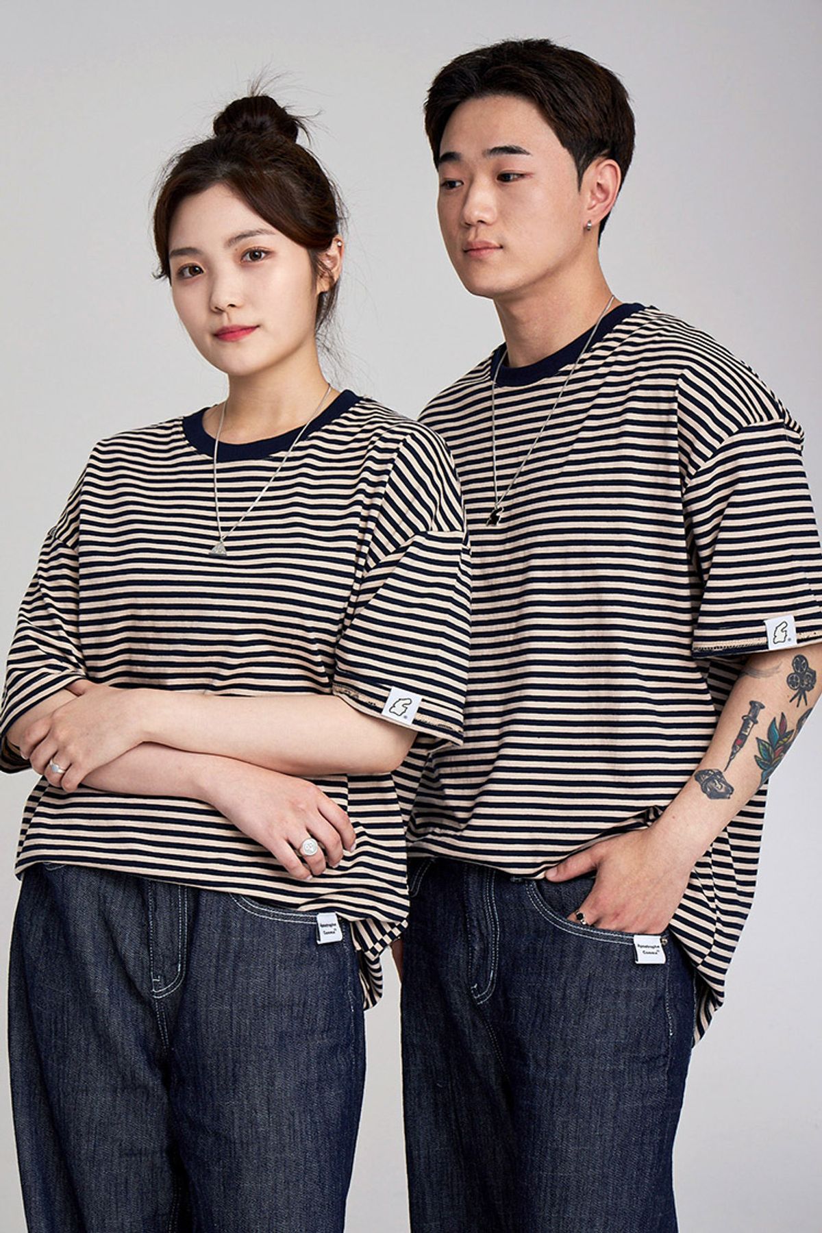 어퍼스트로피 콤마(APOSTROPHE COMMA) 슬리브 포인트 스트라이프 반팔티셔츠 (네이비)