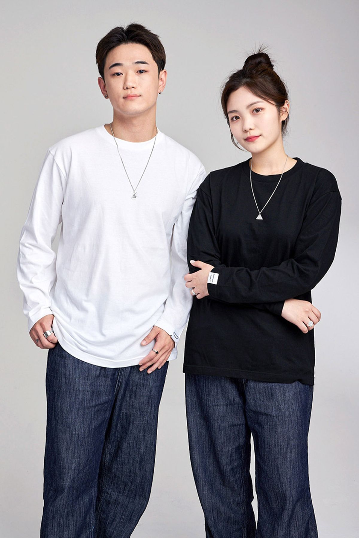 어퍼스트로피 콤마(APOSTROPHE COMMA) 슬리브 포인트 무지 긴팔티셔츠 (블랙)