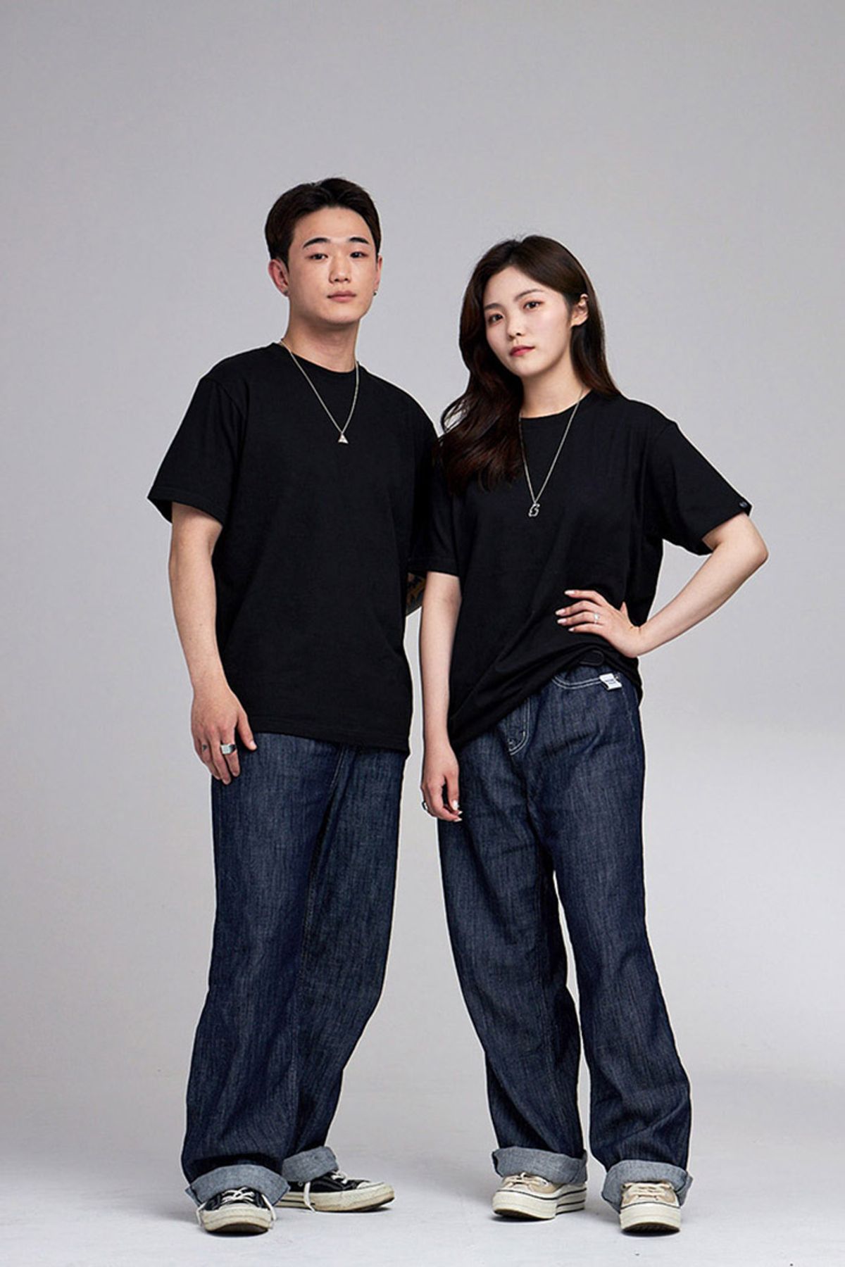 어퍼스트로피 콤마(APOSTROPHE COMMA) 백 포인트 라벨 무지 반팔티셔츠 (블랙)