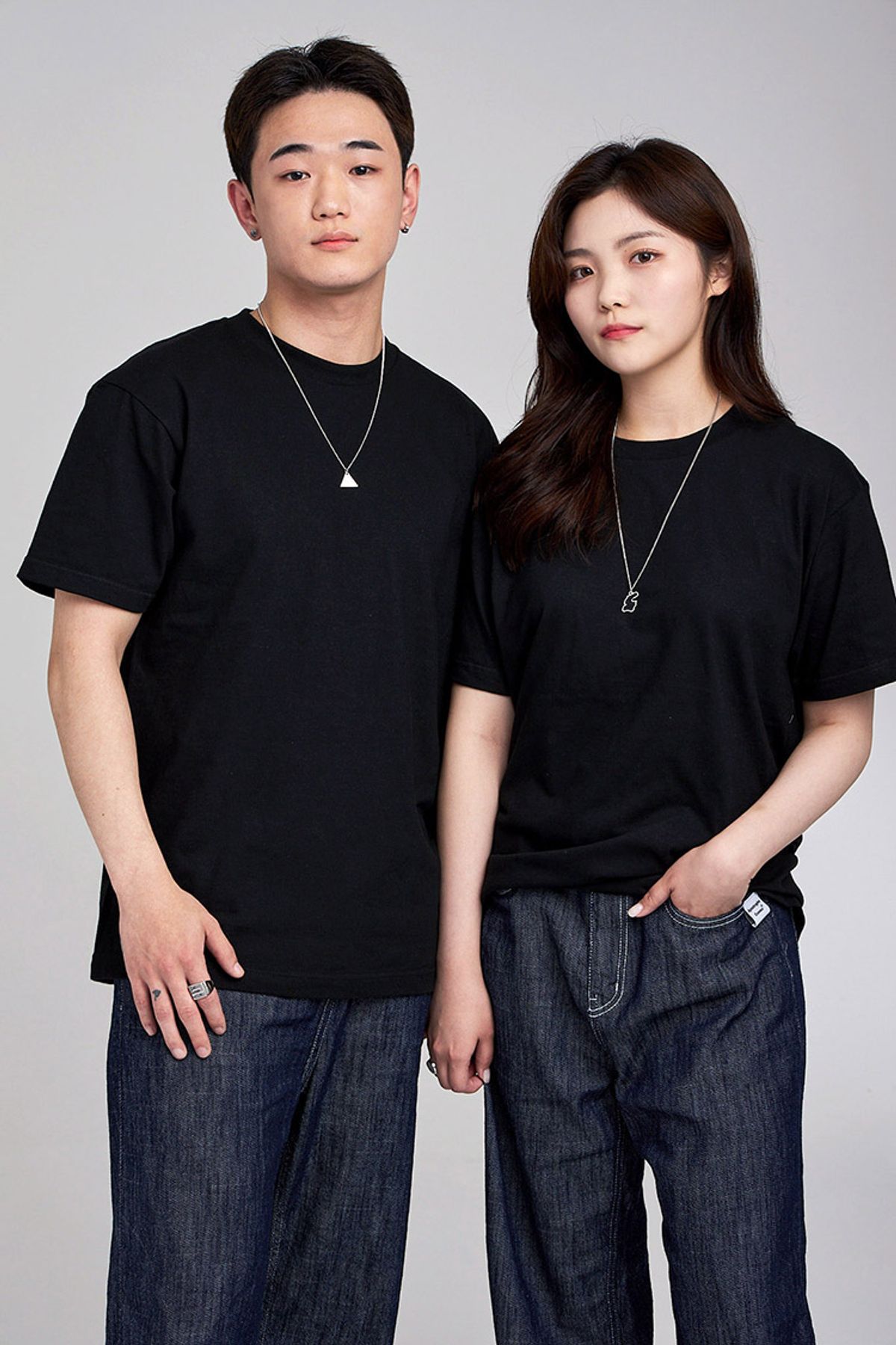 어퍼스트로피 콤마(APOSTROPHE COMMA) 백 포인트 라벨 무지 반팔티셔츠 (블랙)