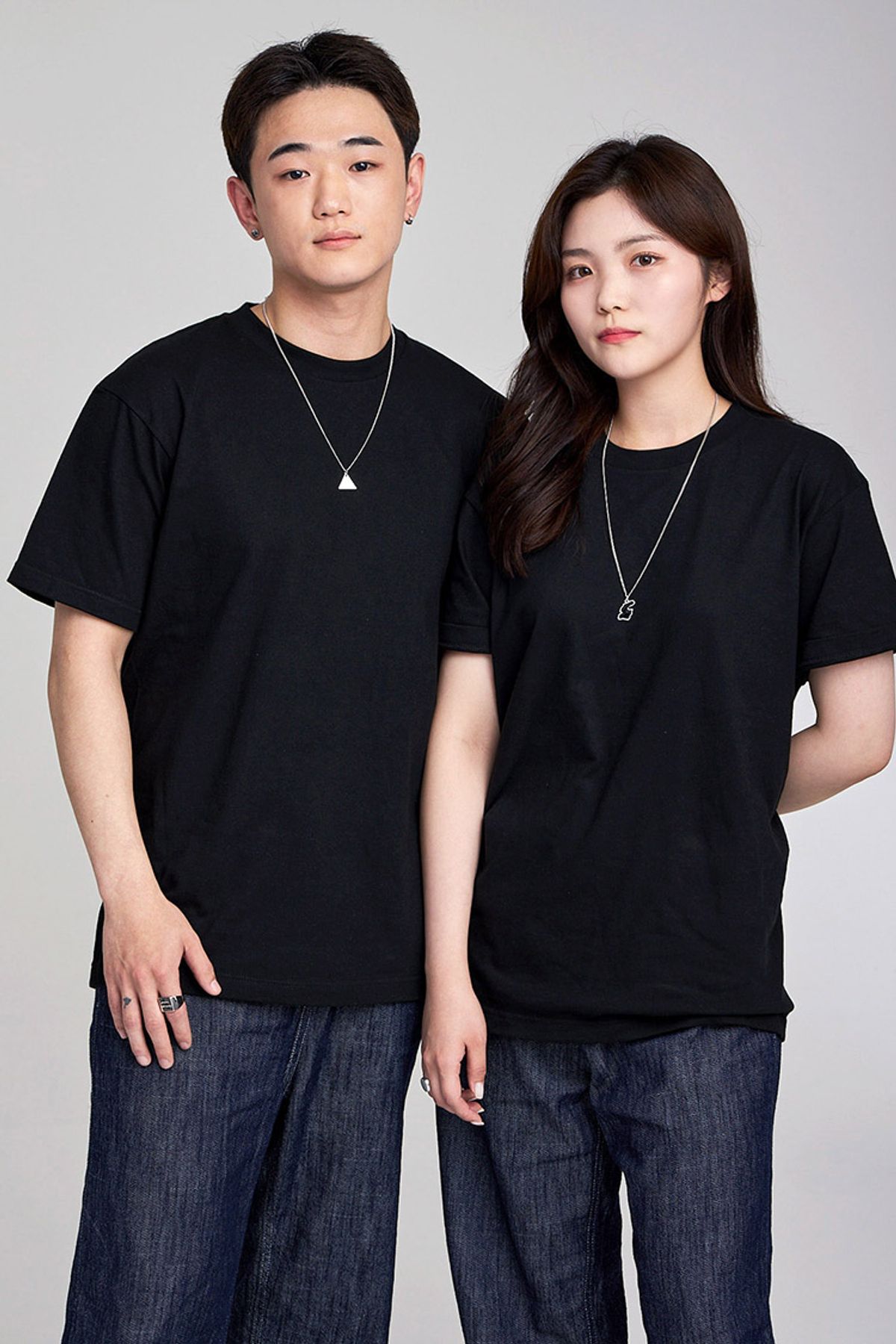 어퍼스트로피 콤마(APOSTROPHE COMMA) 백 포인트 라벨 무지 반팔티셔츠 (블랙)