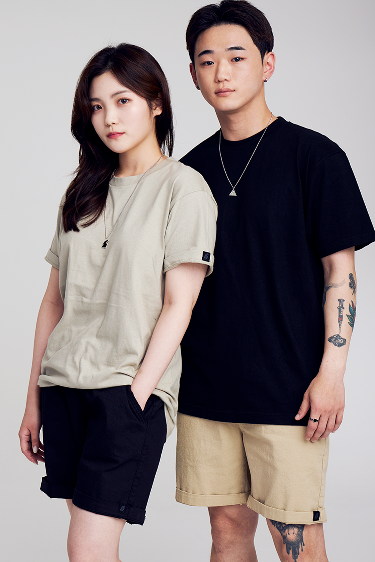 어퍼스트로피 콤마(APOSTROPHE COMMA) 백 포인트 라벨 무지 반팔티셔츠 (블랙)