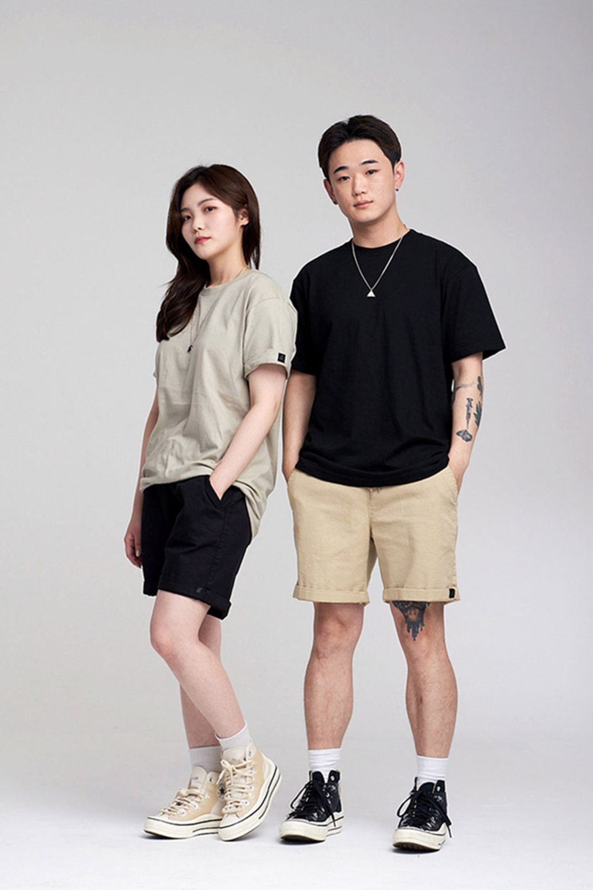 어퍼스트로피 콤마(APOSTROPHE COMMA) 백 포인트 라벨 무지 반팔티셔츠 (크림베이지)