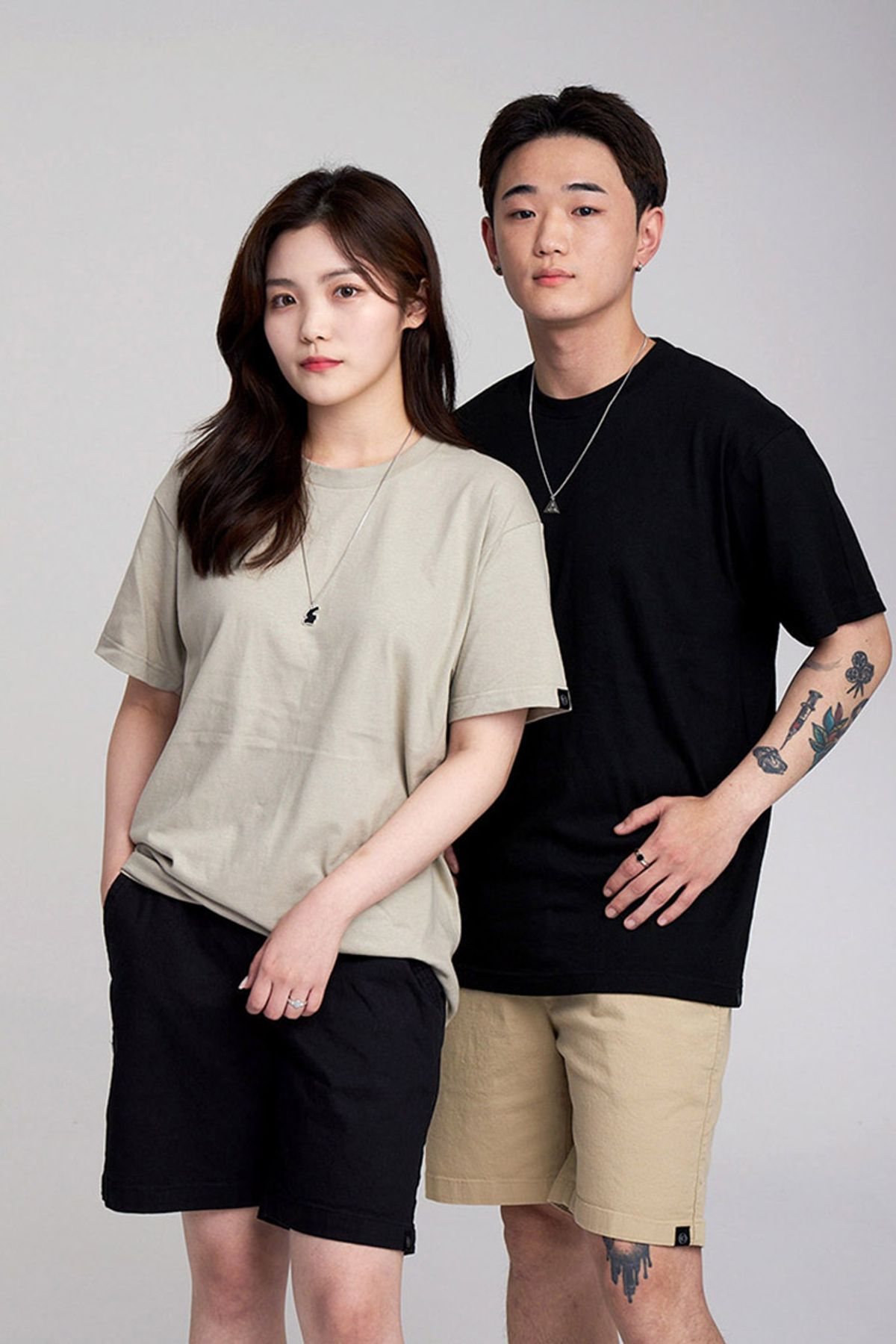 어퍼스트로피 콤마(APOSTROPHE COMMA) 백 포인트 라벨 무지 반팔티셔츠 (크림베이지)