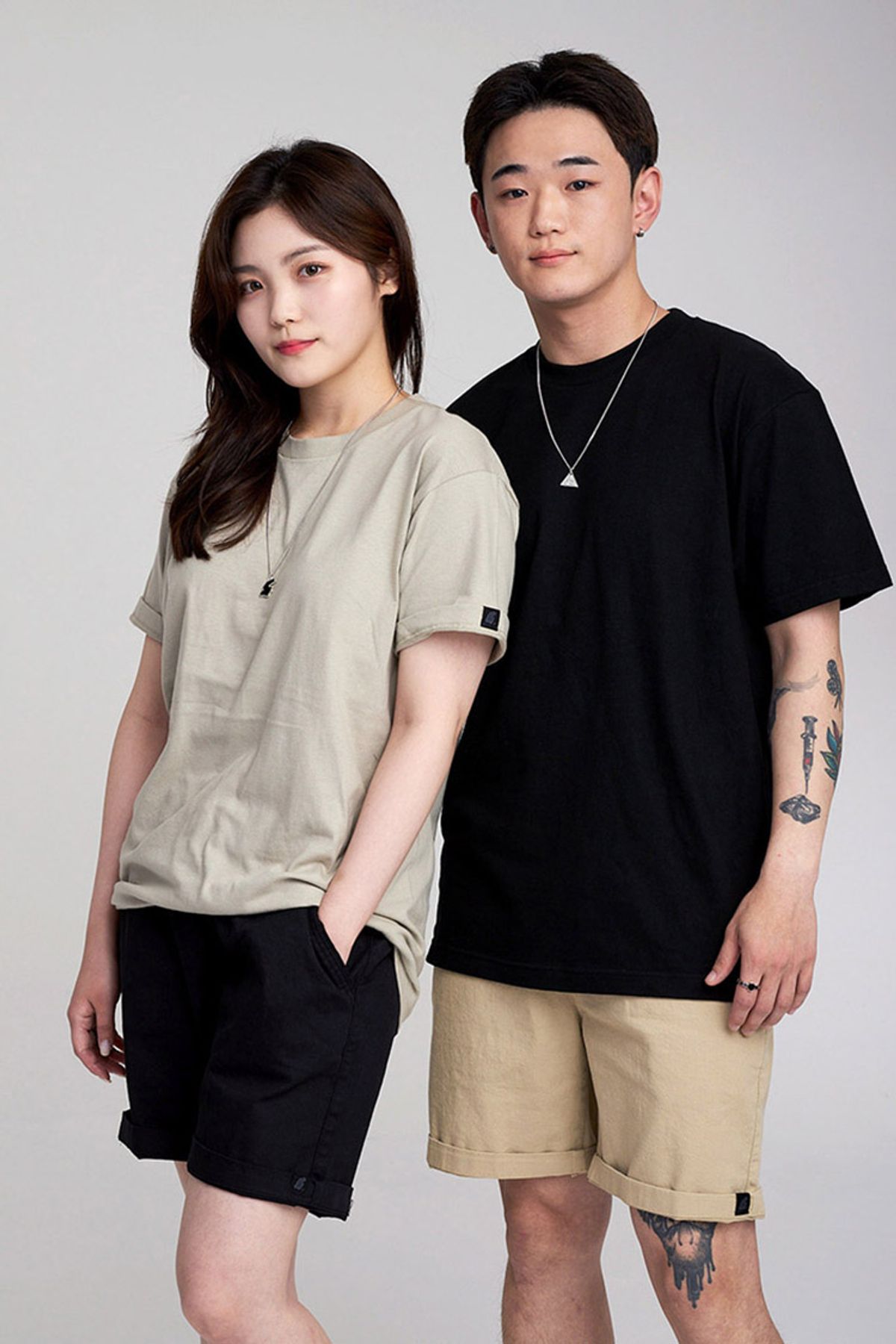 어퍼스트로피 콤마(APOSTROPHE COMMA) 백 포인트 라벨 무지 반팔티셔츠 (크림베이지)